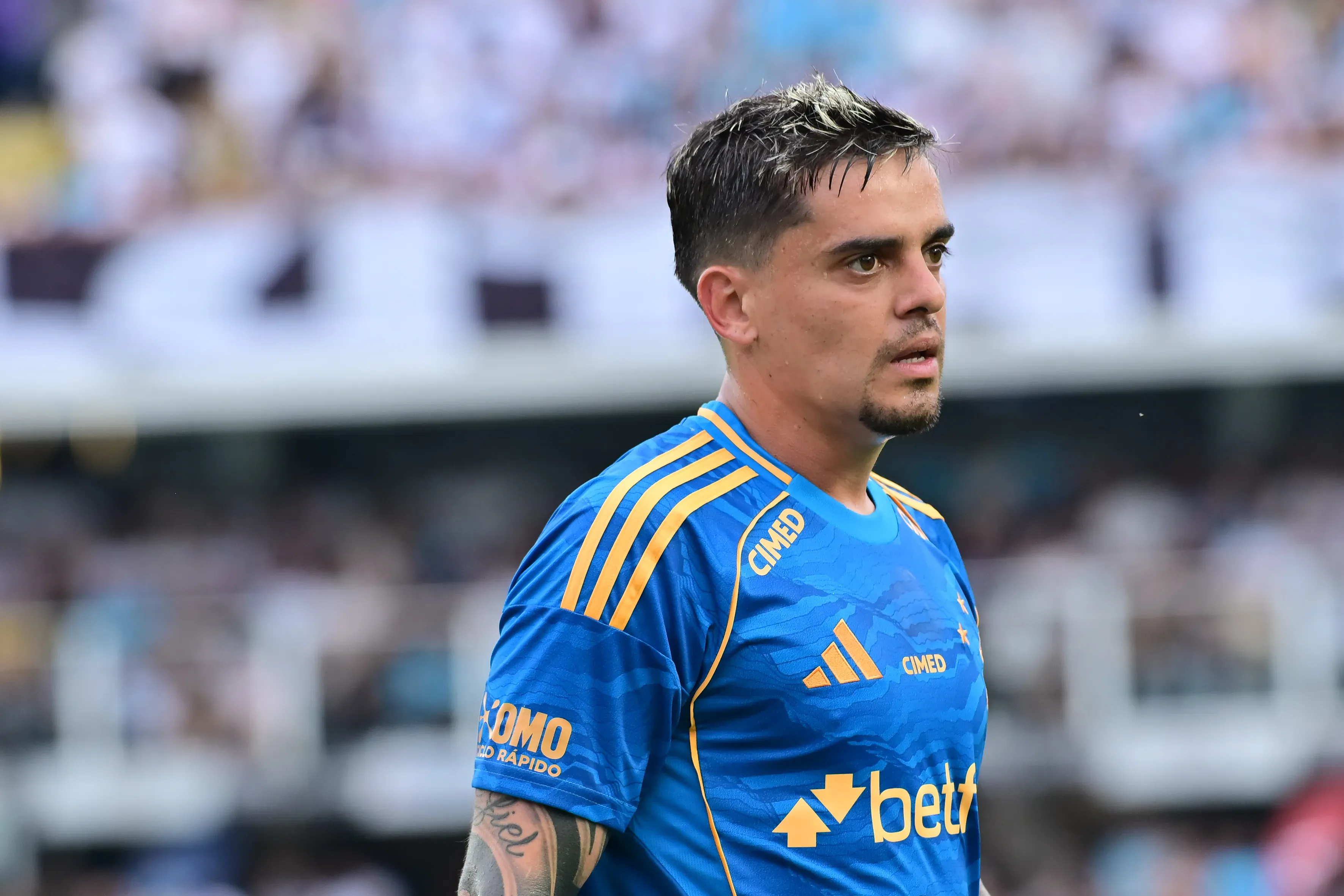 Fagner jogador do Cruzeiro durante partida contra o Santos no estadio Vila Belmiro pelo campeonato Brasileiro A 2025. Foto: Jota Erre/AGIF