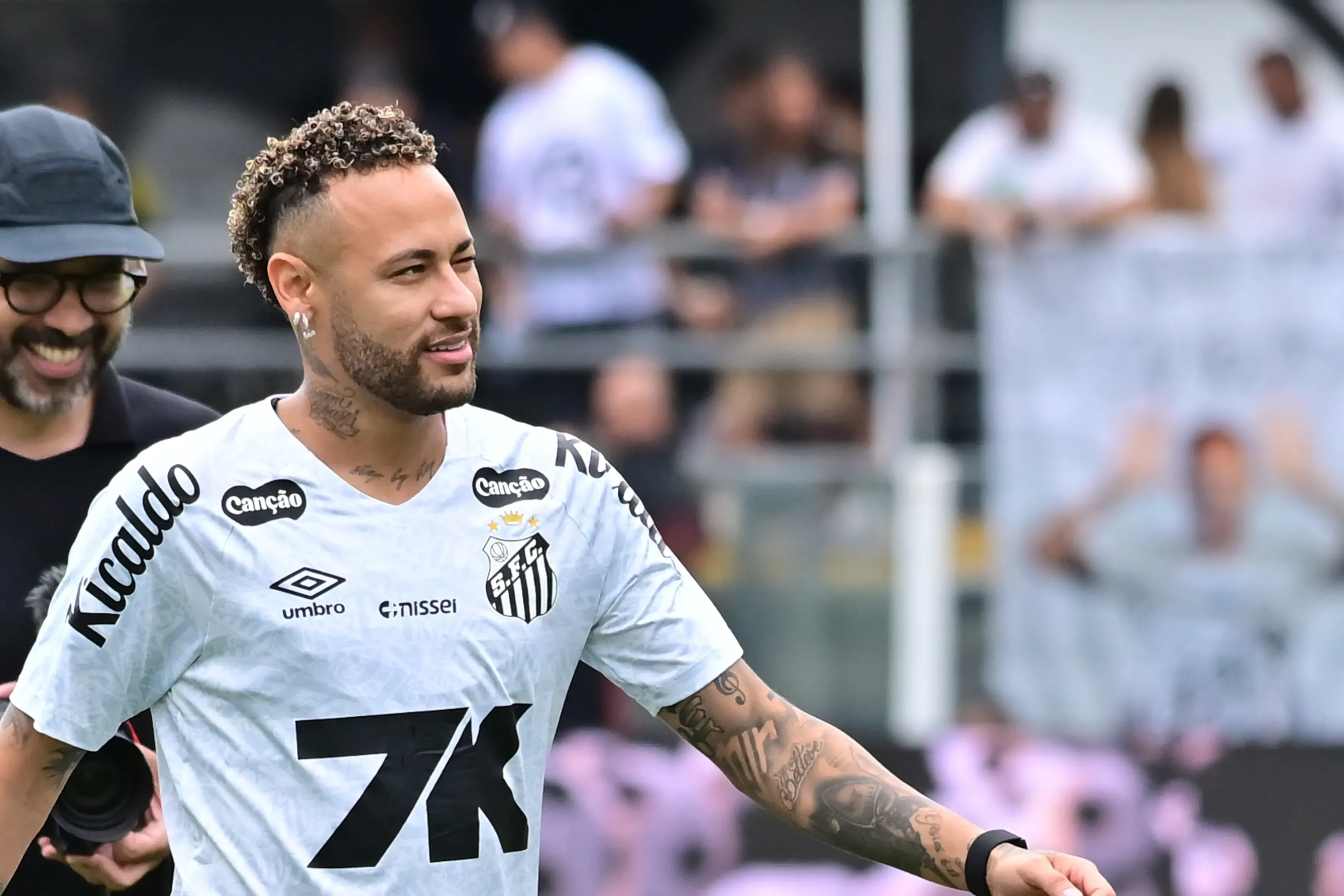 SP – SANTOS – 07/12/2025 – BRASILEIRO A 2025, SANTOS X CRUZEIRO – Neymar Jr jogador do Santos durante aquecimento antes da partida contra o Cruzeiro no estadio Vila Belmiro pelo campeonato Brasileiro A 2025. Foto: Jota Erre/AGIF