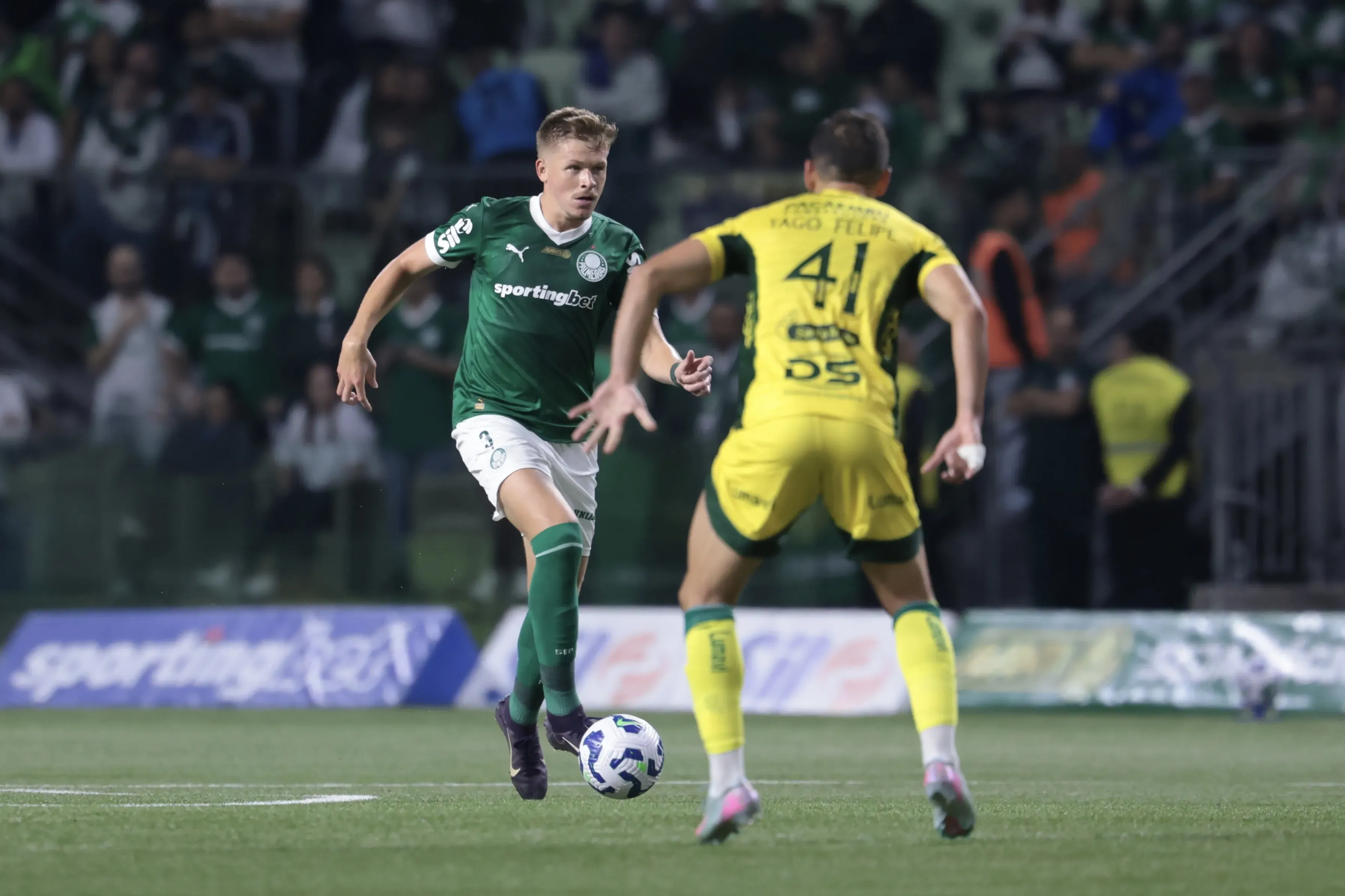 Bruno Fuchs jogador do Palmeiras durante partida contra o Mirassol no estadio Arena Allianz Parque pelo campeonato Brasileiro A 2025. Foto: Marcello Zambrana/AGIF