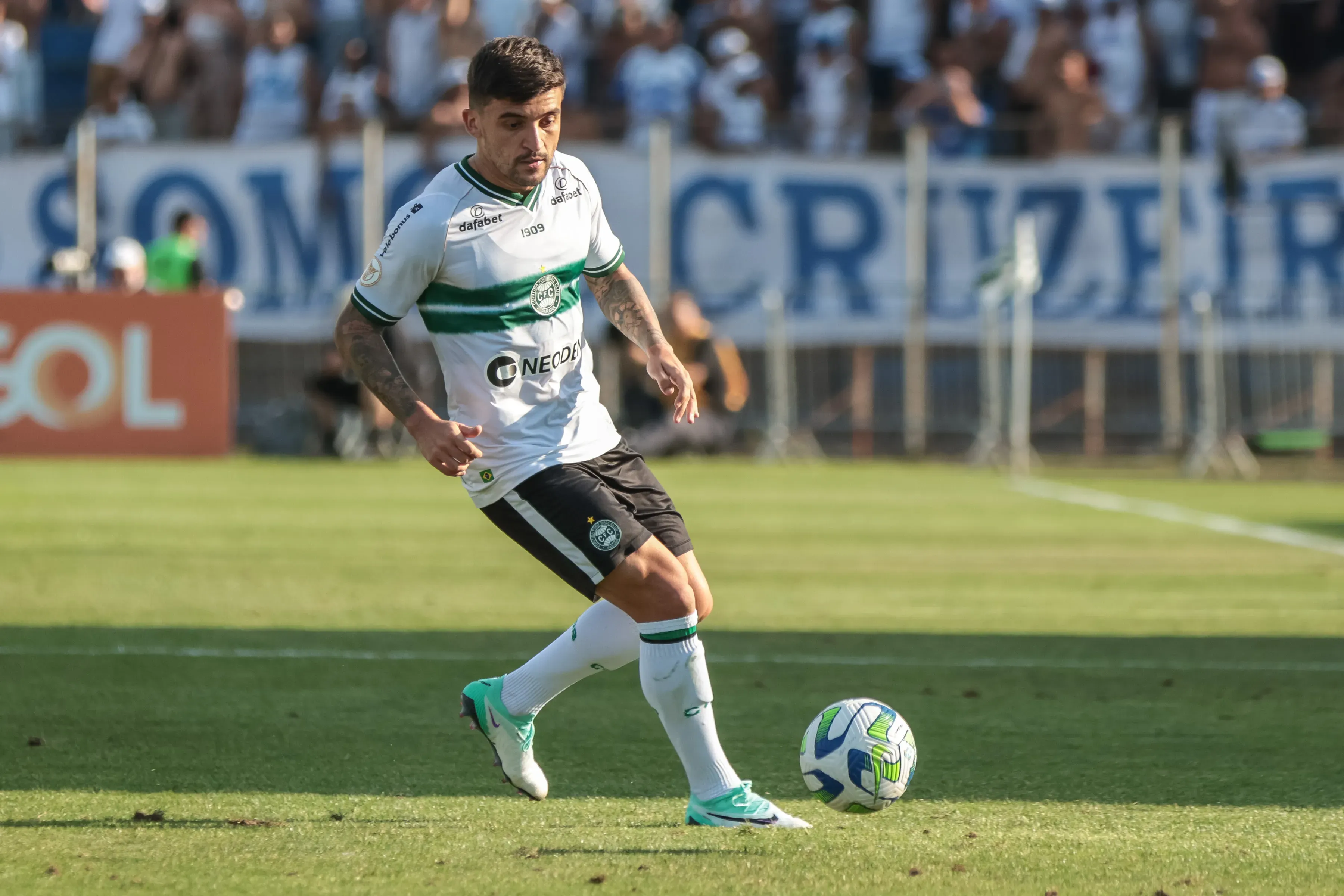 Victor Luis atuando no Coritiba em 2023 –  Foto: Robson Mafra/AGIF