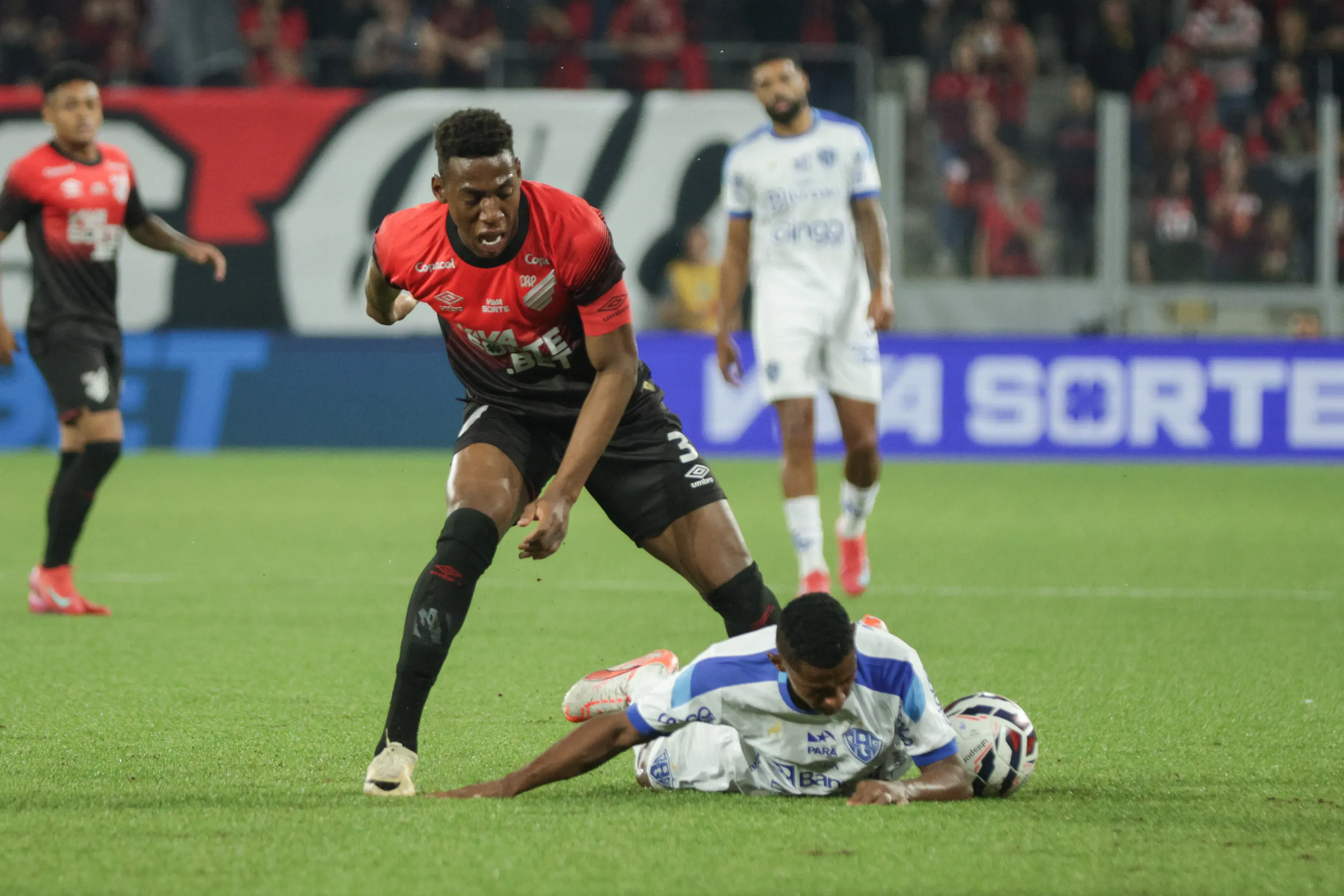 Léo Pelé em ação pelo Athletico Paranaense. Foto: Robson Mafra/AGIF