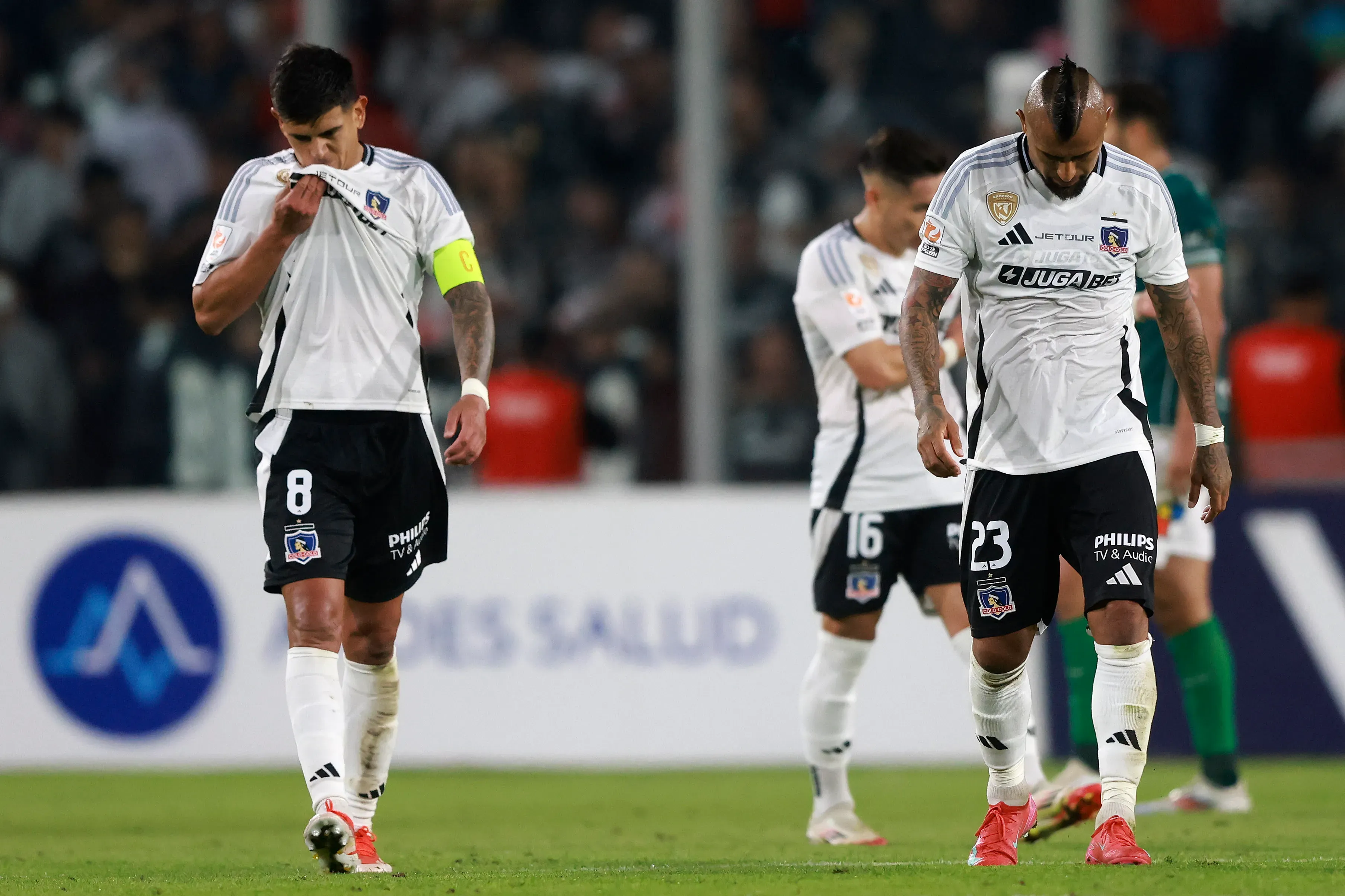 Esteban Pavez y Arturo Vidal pasaron de ser fijos con Jorge Almirón a ser banca con Fernando Ortiz en Colo Colo. Foto: Photosport.