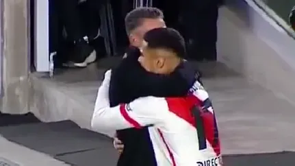El emotivo abrazo de Paulo Díaz y Martín Demichelis.