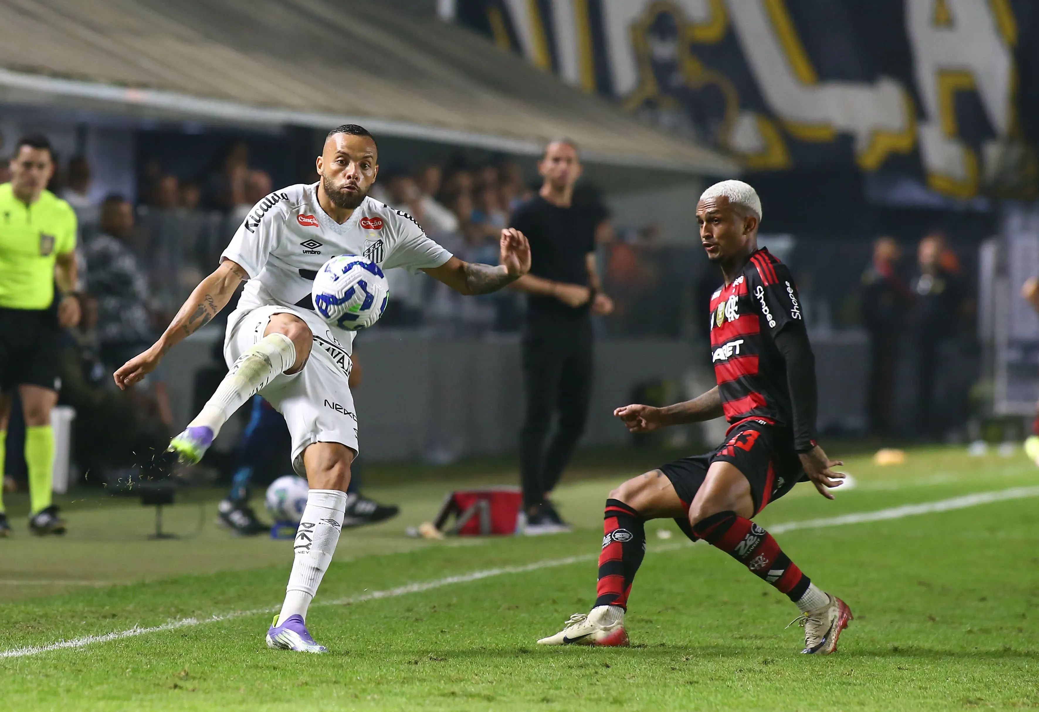 Guilherme jogador do Santos durante partida contra o Flamengo no estadio Vila Belmiro pelo campeonato Brasileiro A 2025. Foto: Mauricio De Souza/AGIF