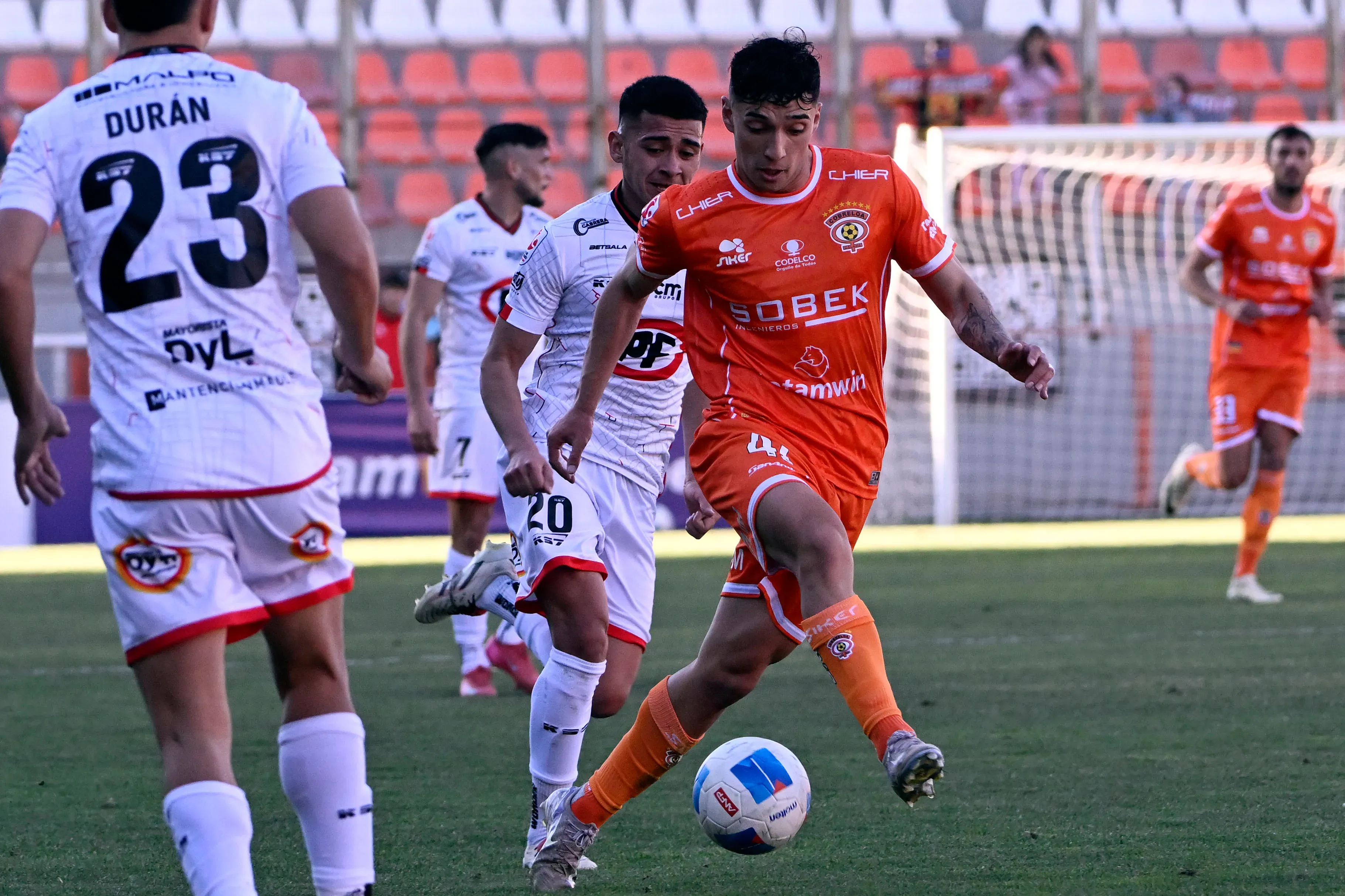 Provoste en uno de sus duelos con los loínos /Photosport