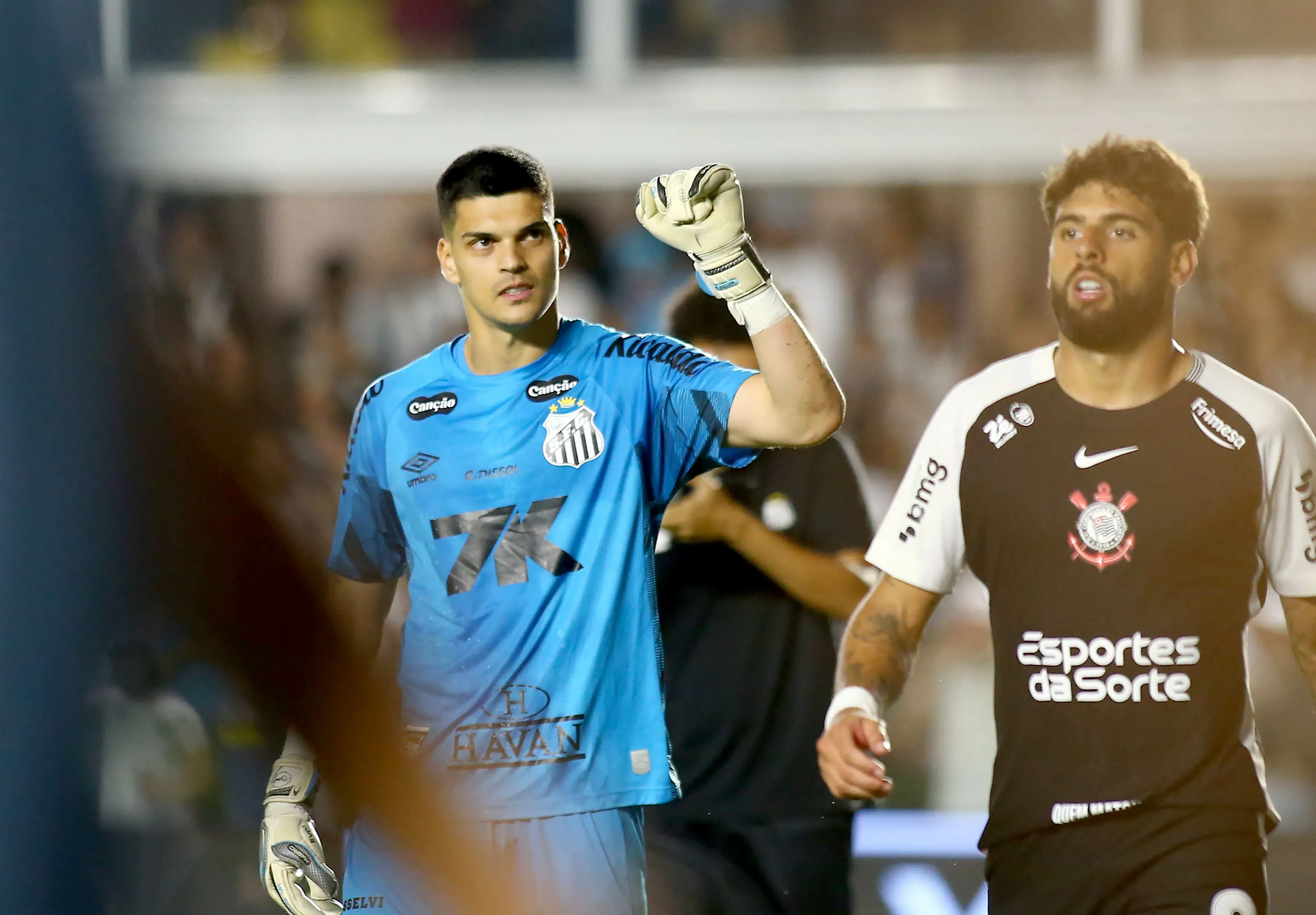 Gabriel Brazao goleiro do Santos durante partida contra o Corinthians no estadio Vila Belmiro pelo campeonato Brasileiro A 2025. Foto: Mauricio De Souza/AGIF
