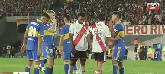 Enzo Pérez despeja el punto penal mientras Borja estaba enfocado en la ejecución.