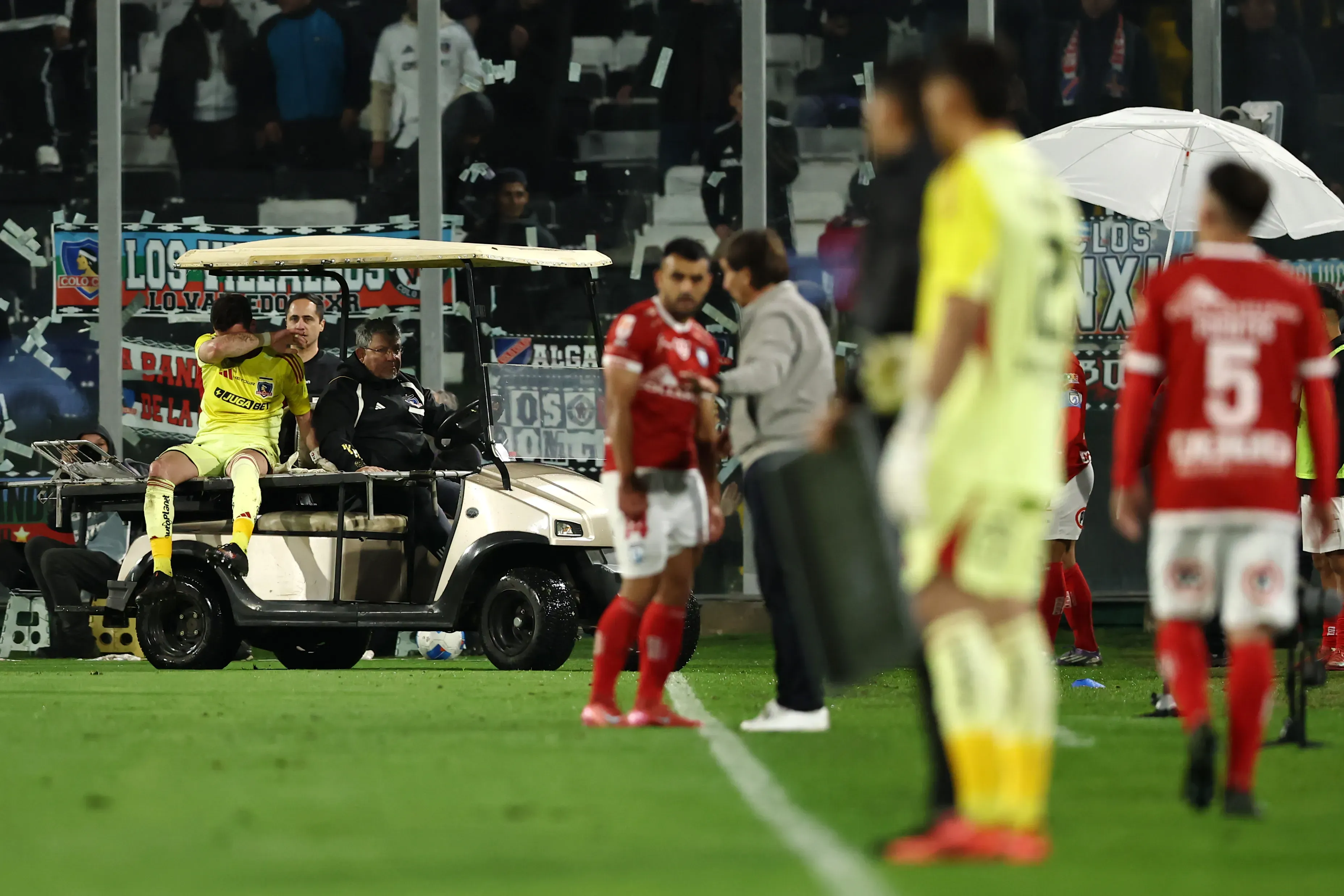 Fernando de Paul saliendo de la cancha por lesión. (Foto: Photosport)