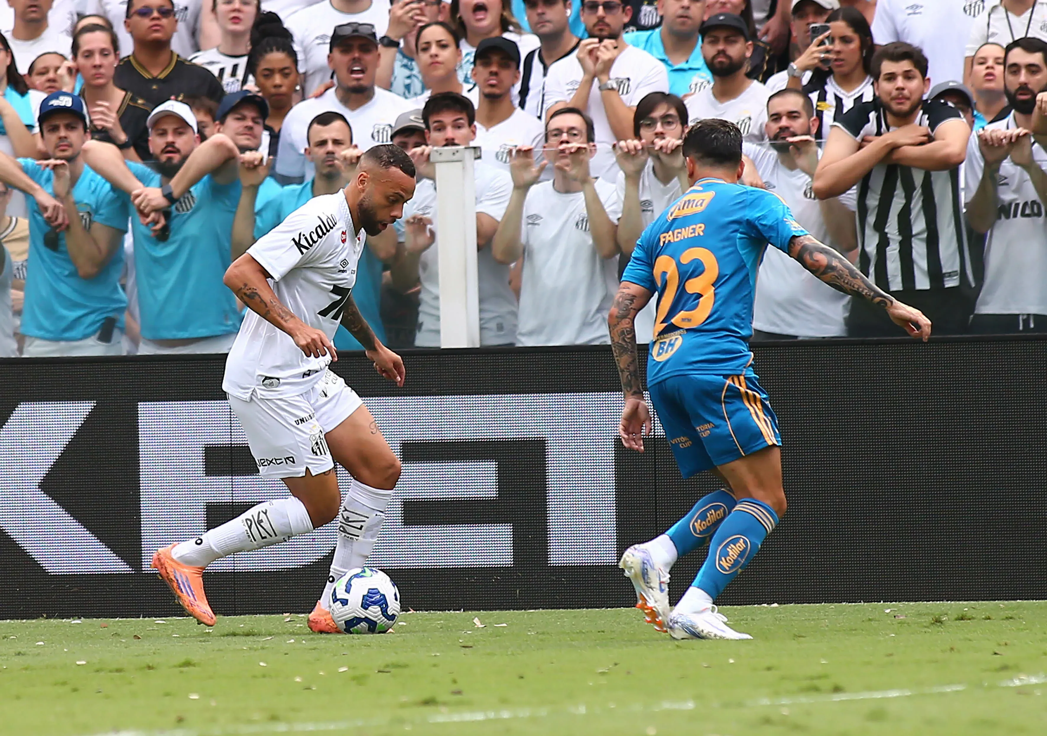 Guilherme jogador do Santos durante partida contra o Cruzeiro no estadio Vila Belmiro pelo campeonato Brasileiro A 2025. Foto: Mauricio De Souza/AGIF