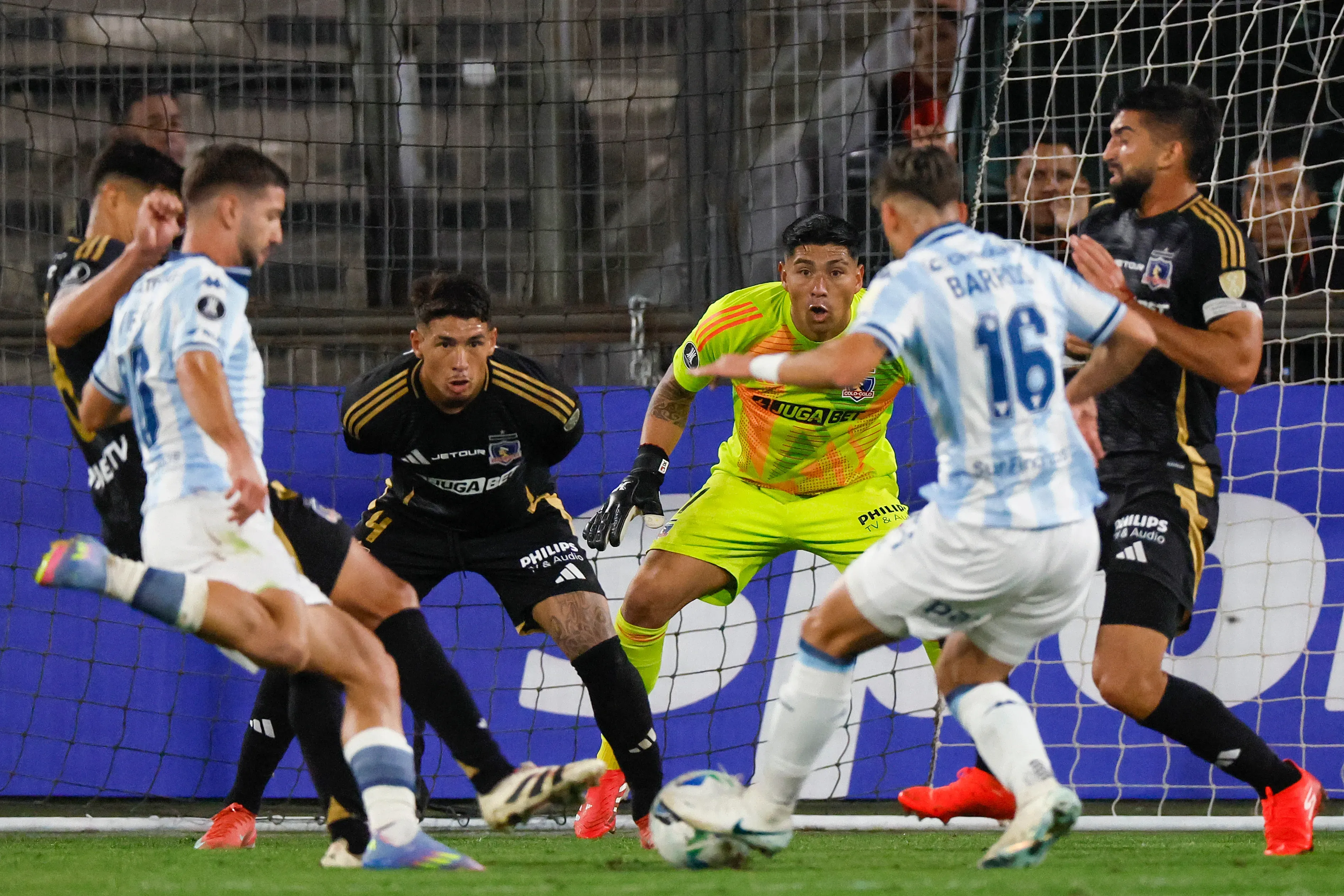 Colo Colo mereció más: terminó empatando ante Racing en la última pelota del encuentro jugado en el Estadio Monumental | Photosport