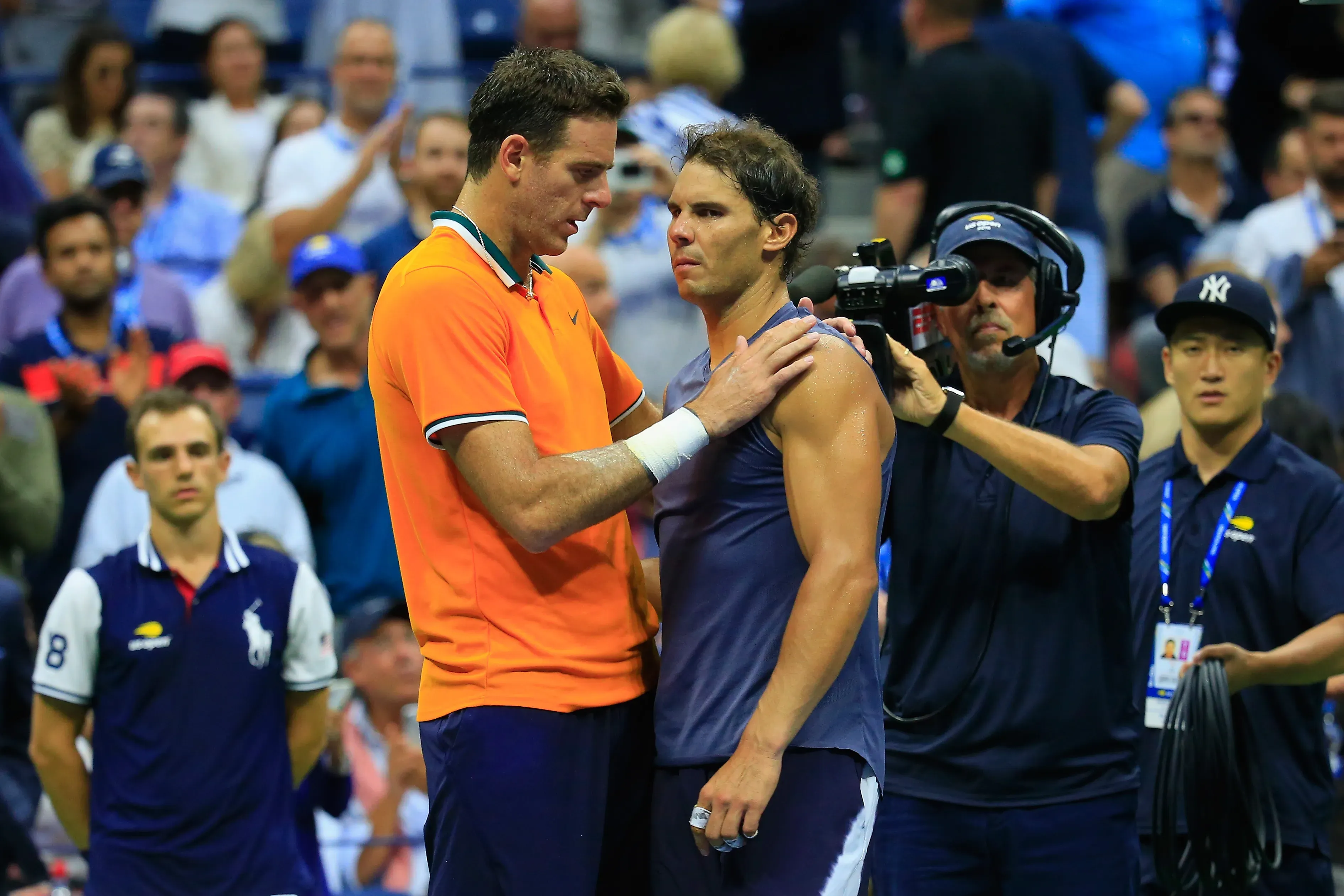 Del Potro consuela a Rafa tras tener que abandonar en la semifinal del US Open 2018. (Foto: Getty).