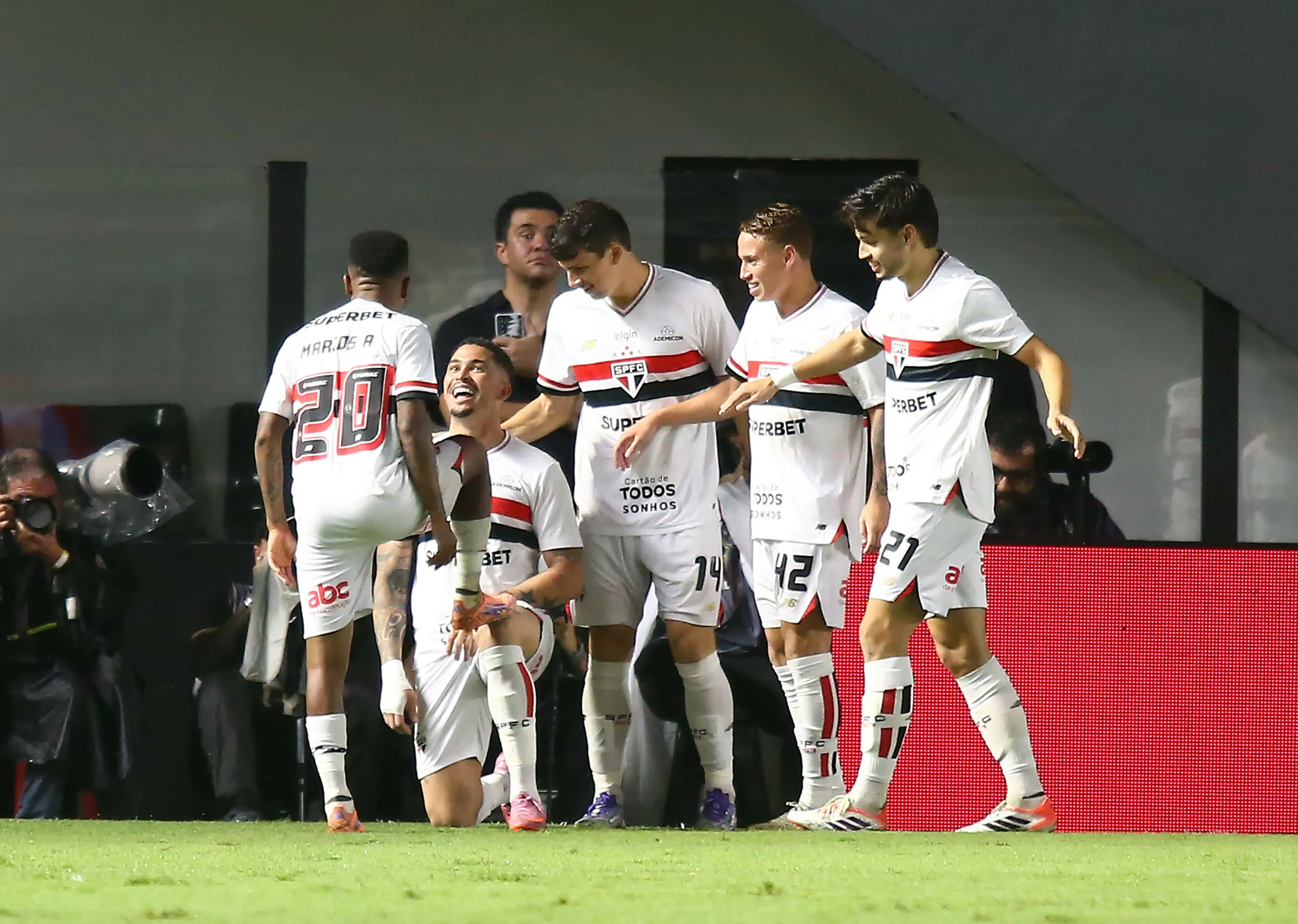 Luciano, jogador do São Paulo, comemora seu gol contra o Internacional na Vila Belmiro pelo Campeonato Brasileiro A 2025. Foto: Mauricio De Souza/AGIF