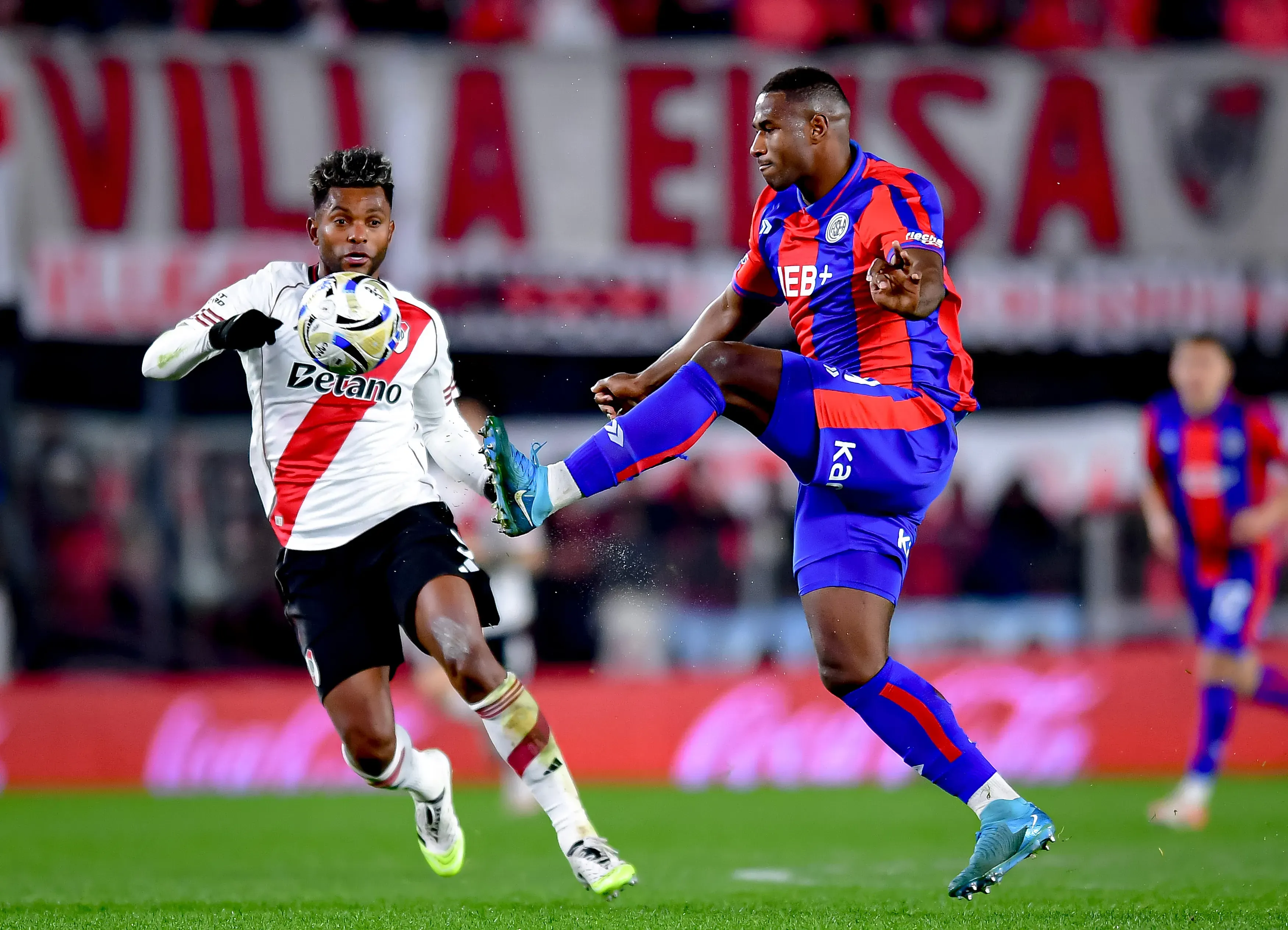 Jhohan Romaña vs. River. (Foto: Getty).