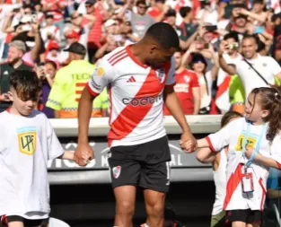 De La Cruz y Julia entraron juntos al Monumental. (Julijú en Instagram)