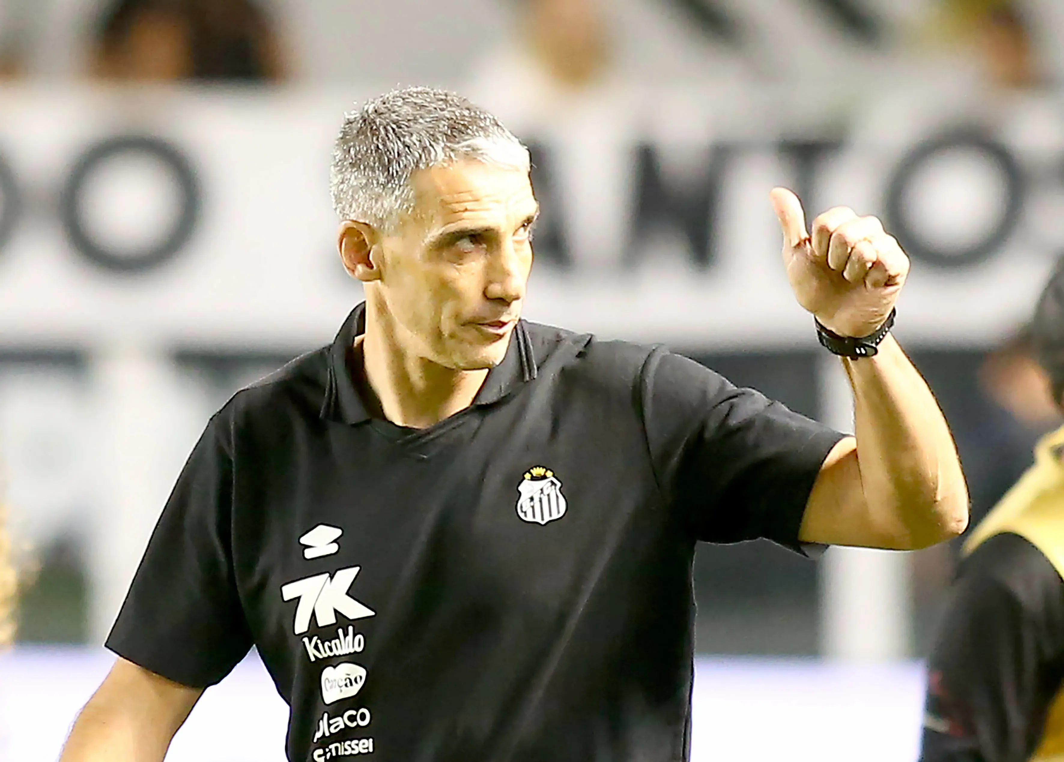 SP – SANTOS – 28/11/2025 – BRASILEIRO A 2025, SANTOS X SPORT – Juan Pablo Vojvoda tecnico do Santos durante partida contra o Sport no estadio Vila Belmiro pelo campeonato Brasileiro A 2025. Foto: Mauricio De Souza/AGIF