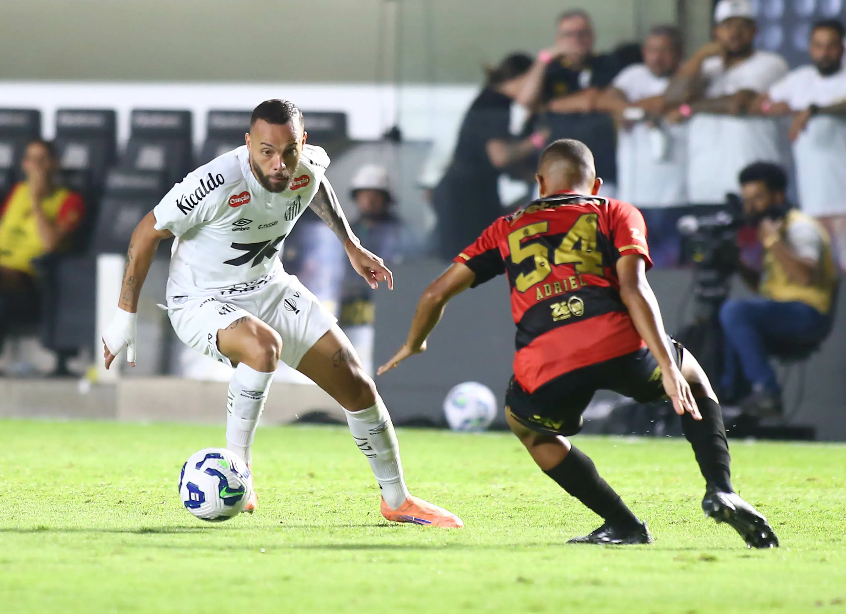 Guilherme ajuda o Santos a se livrar de queda. Foto: Mauricio De Souza/AGIF