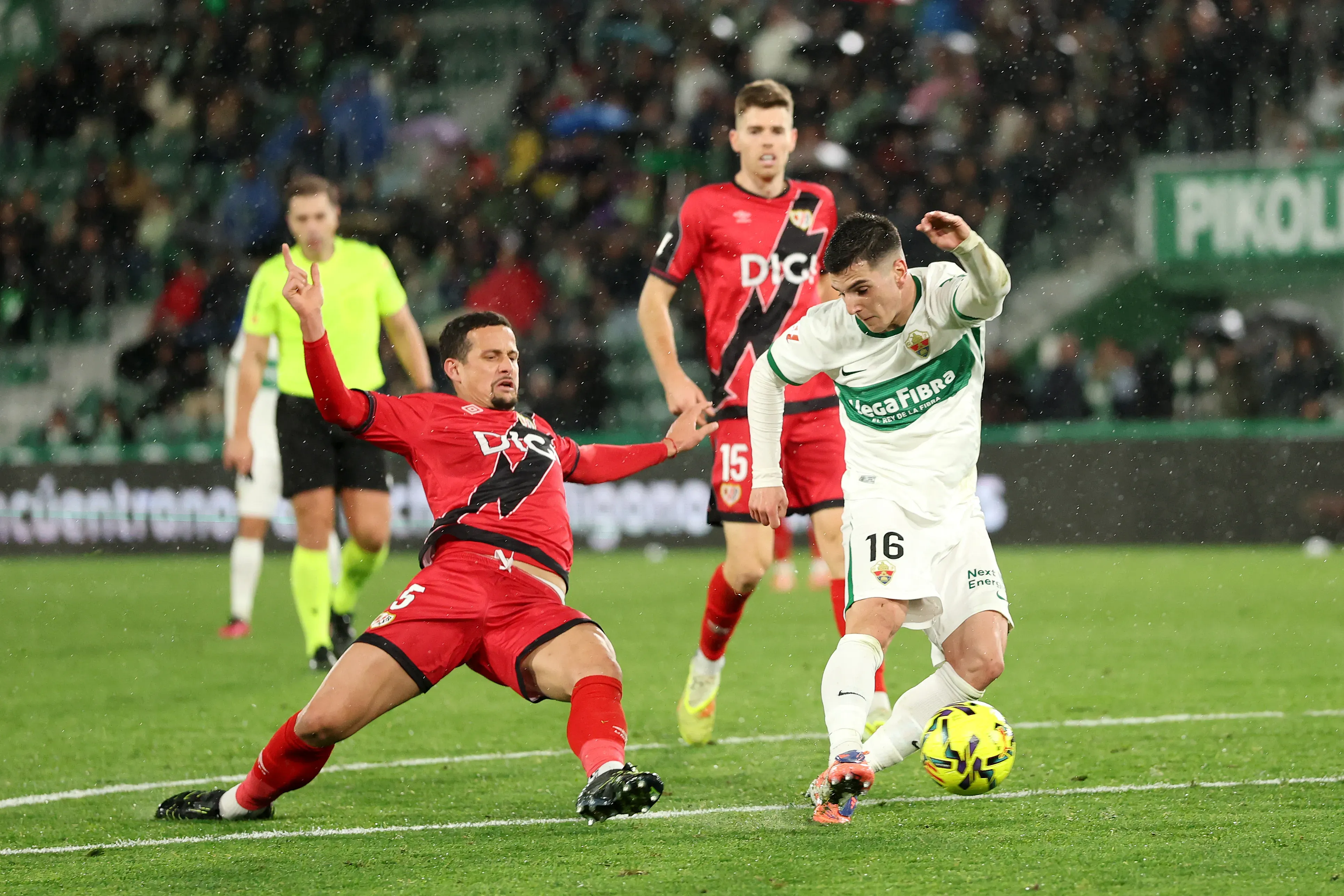 Luiz Felipe em ação durante Elche x Rayo Vallecano . (Foto: Clive Brunskill/Getty Images)