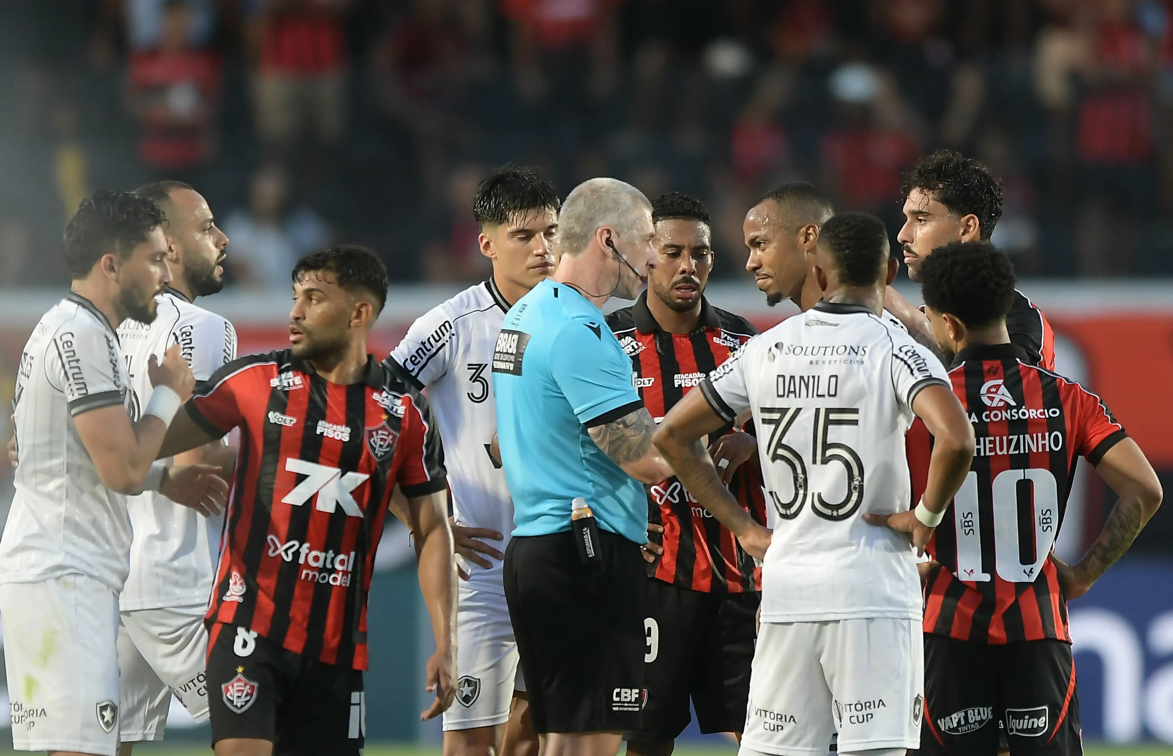 O arbitro Anderson Daronco durante partida entre Vitoria e Botafogo no estadio Barradao pelo campeonato Brasileiro A 2025. Foto: Jhony Pinho/AGIF