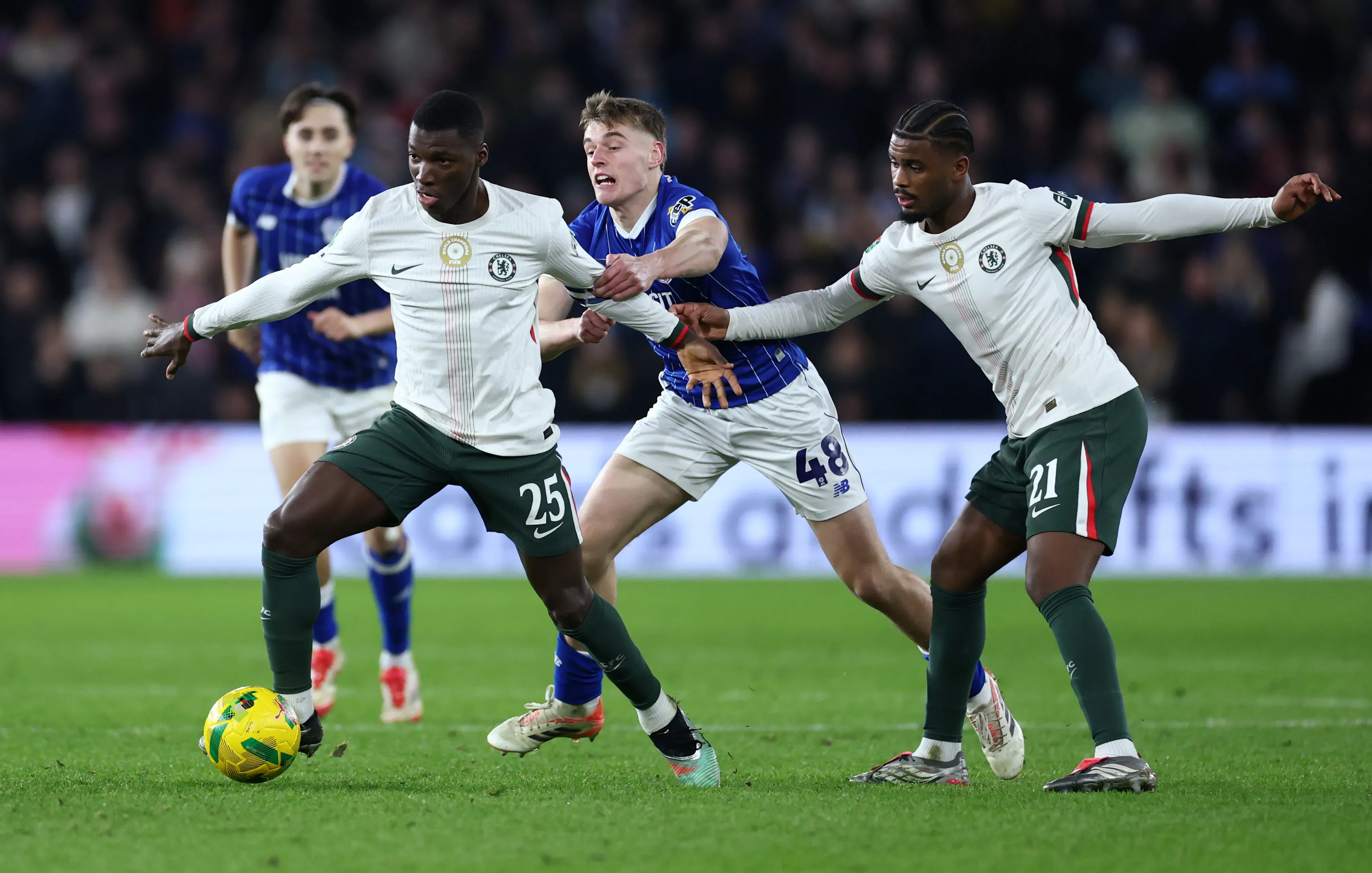 Moisés Caicedo jugó ante Cardiff en la Carabao Cup. (Foto: Imago)