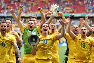Jogadores da Romênia comemoram goleada sobre a Ucrânia. (Photo by Carl Recine/Getty Images)