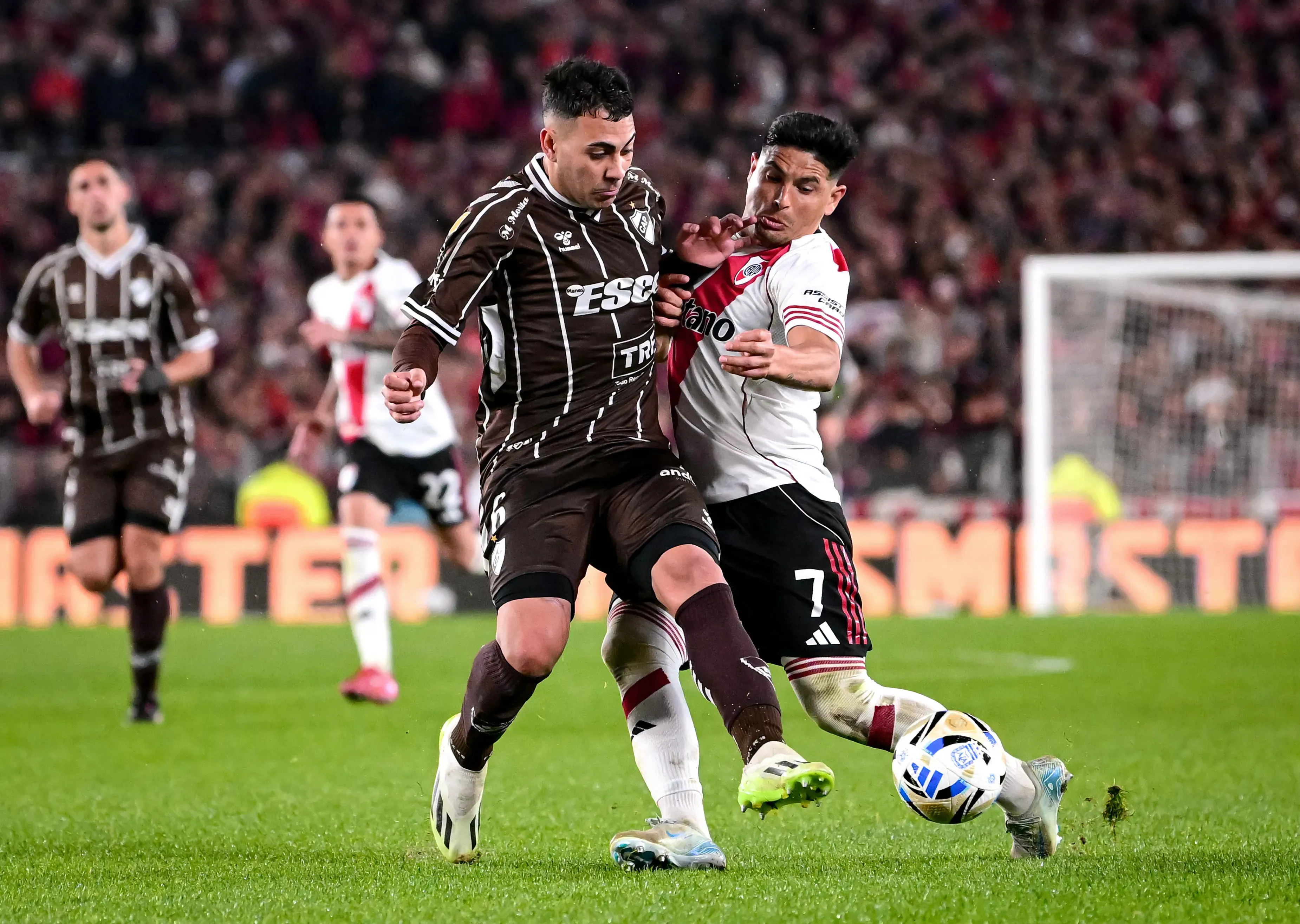 Óscar Salomón disputando un balón contra Maximiliano Salas de River Plate este 2025.  (Foto: Marcelo Endelli/Getty Images)