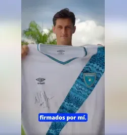 Hagen junto a su camiseta firmada.