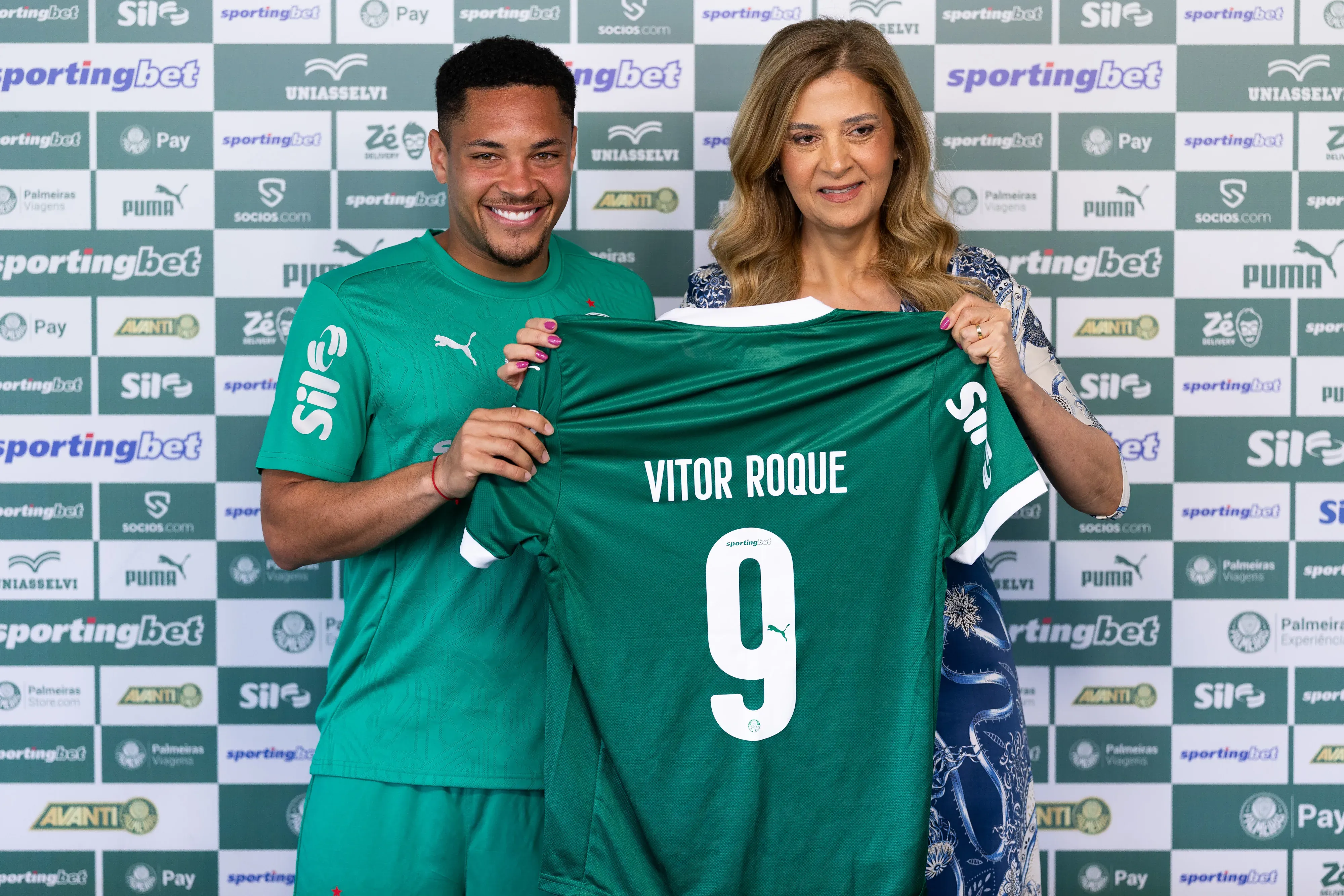 Vitor Roque ao lado de Leila Pereira durante sua apresentacao oficial como jogador do Palmeiras em coletiva de imprensa realizada no CT Academia de Futebol.