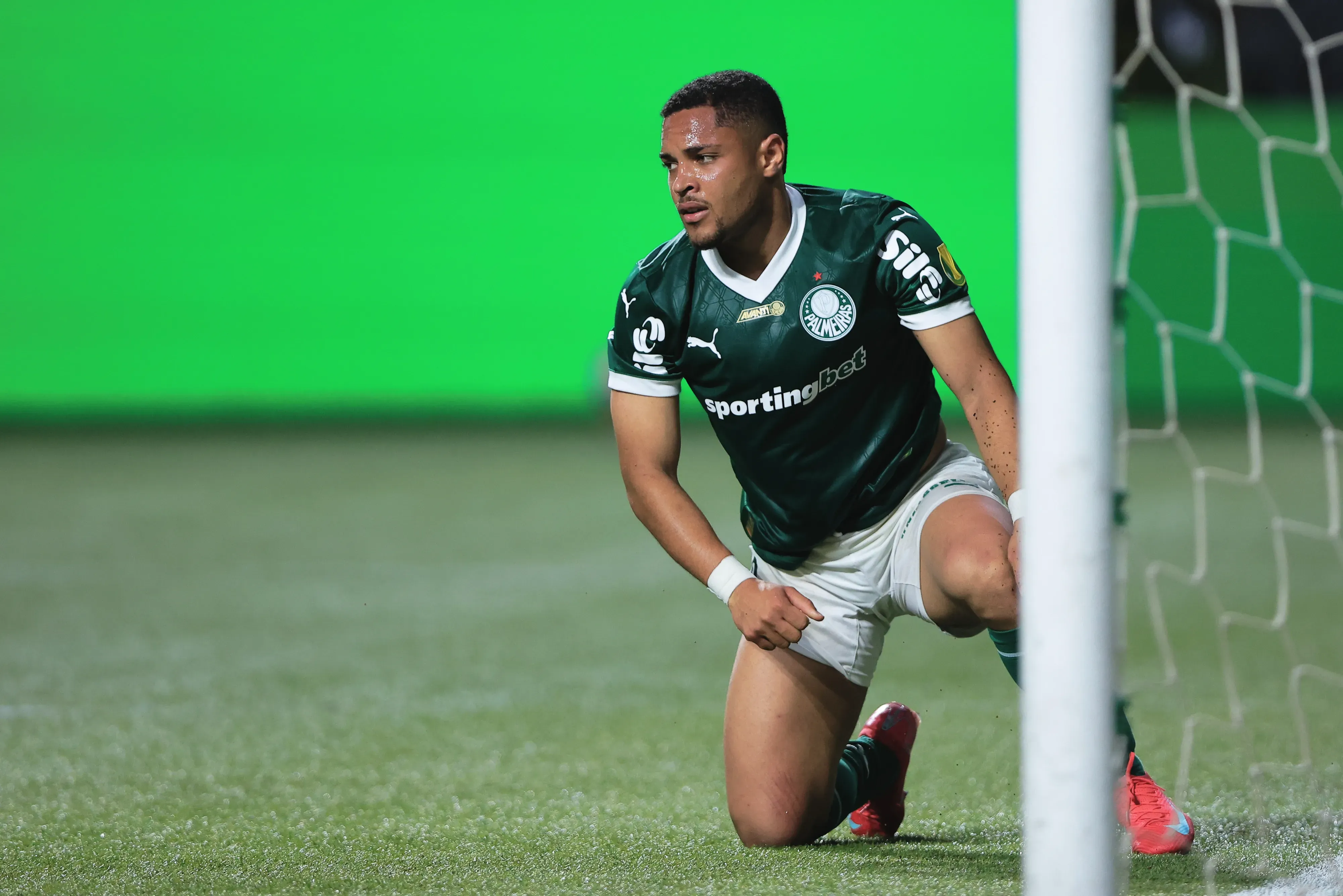 Vitor Roque não balança as redes há três jogos. Foto: Ettore Chiereguini/AGIF