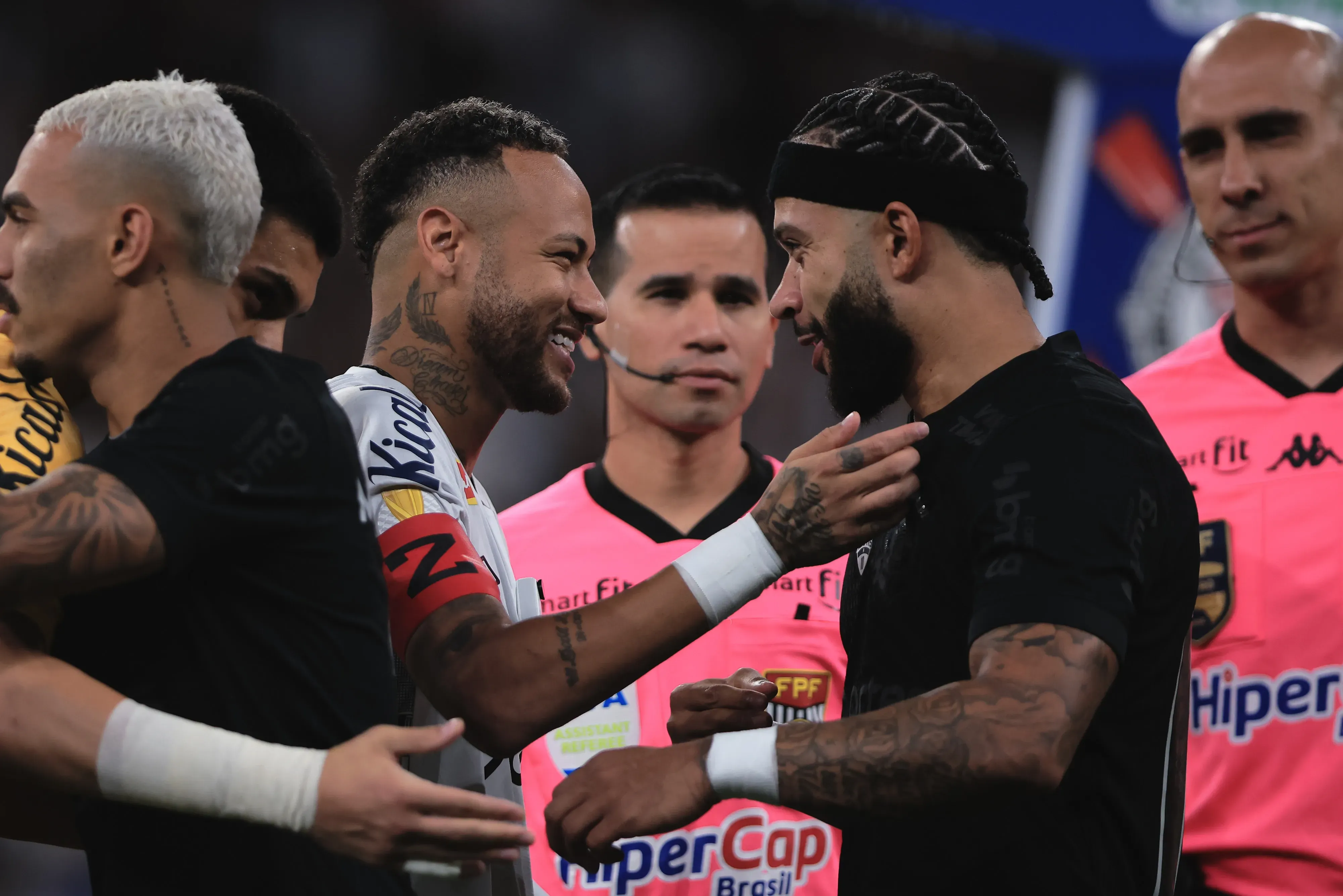 SP – SAO PAULO – 12/02/2025 – PAULISTA 2025, CORINTHIANS X SANTOS – Memphis Depay jogador do Corinthians e Neymar Jr. jogador do Santos durante partida no estadio Arena Corinthians pelo campeonato Paulista 2025. Foto: Ettore Chiereguini/AGIF
