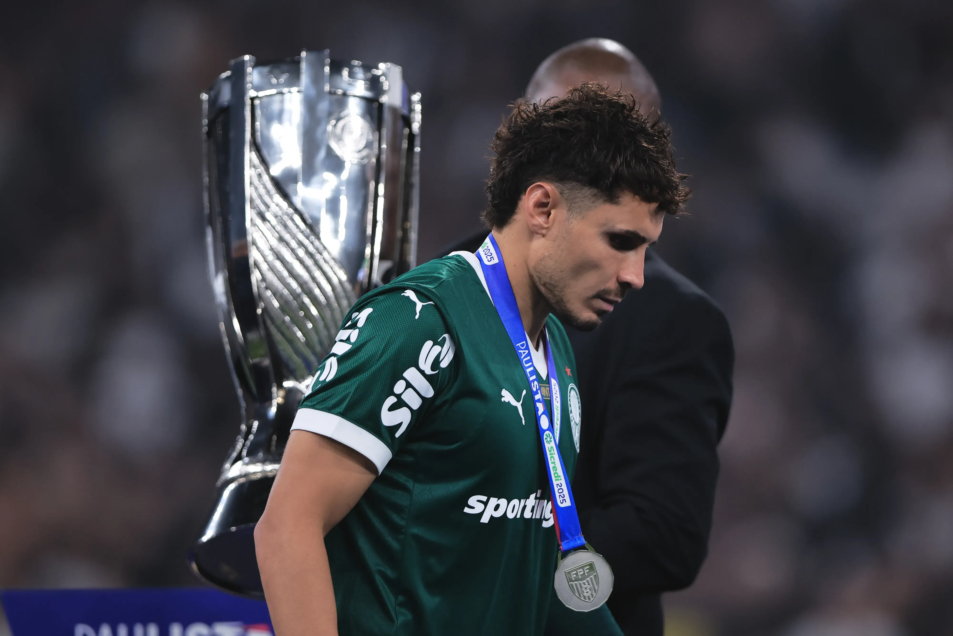 Raphael Veiga jogador do Palmeiras lamenta derrota ao final da partida contra o Corinthians. Foto: Ettore Chiereguini/AGIF
