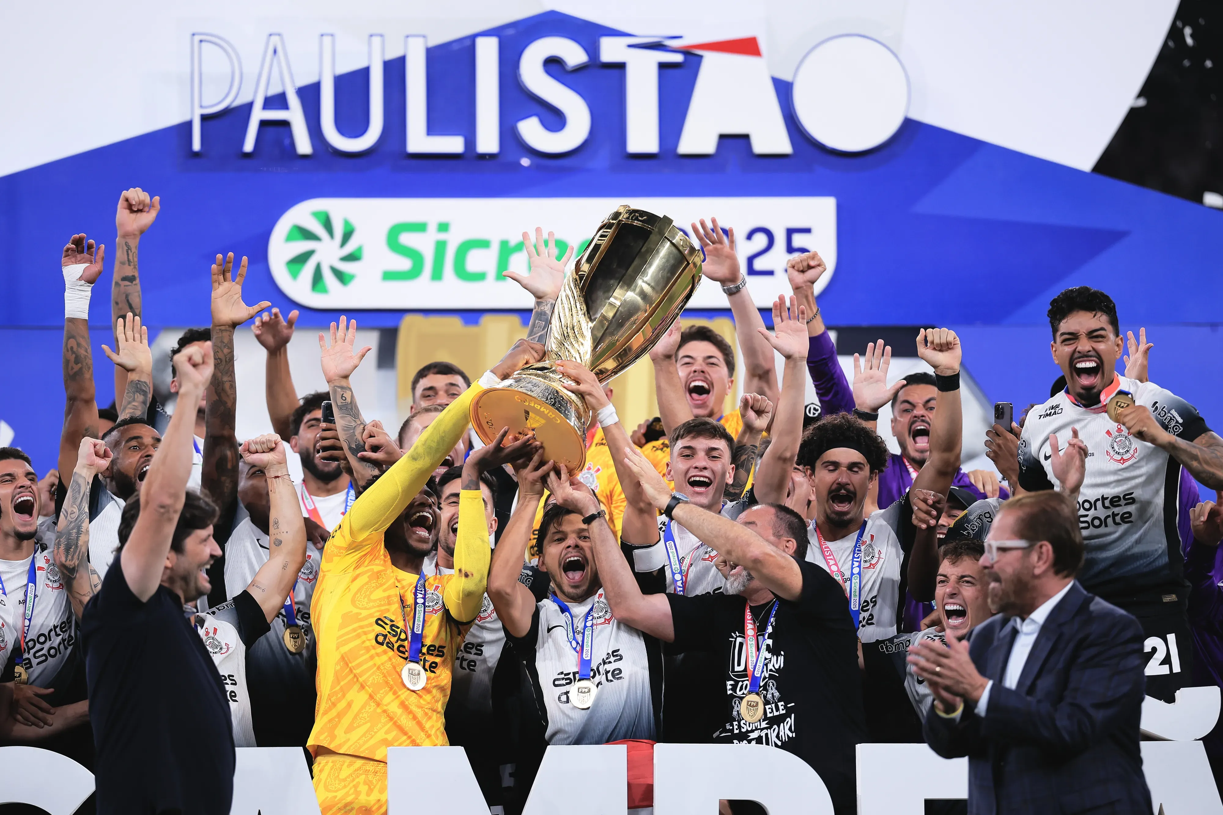 Jogadores do Corinthians levantam a taca de campeão durante cerimonia de premiação do campeonato Paulista 2025. Foto: Ettore Chiereguini/AGIF