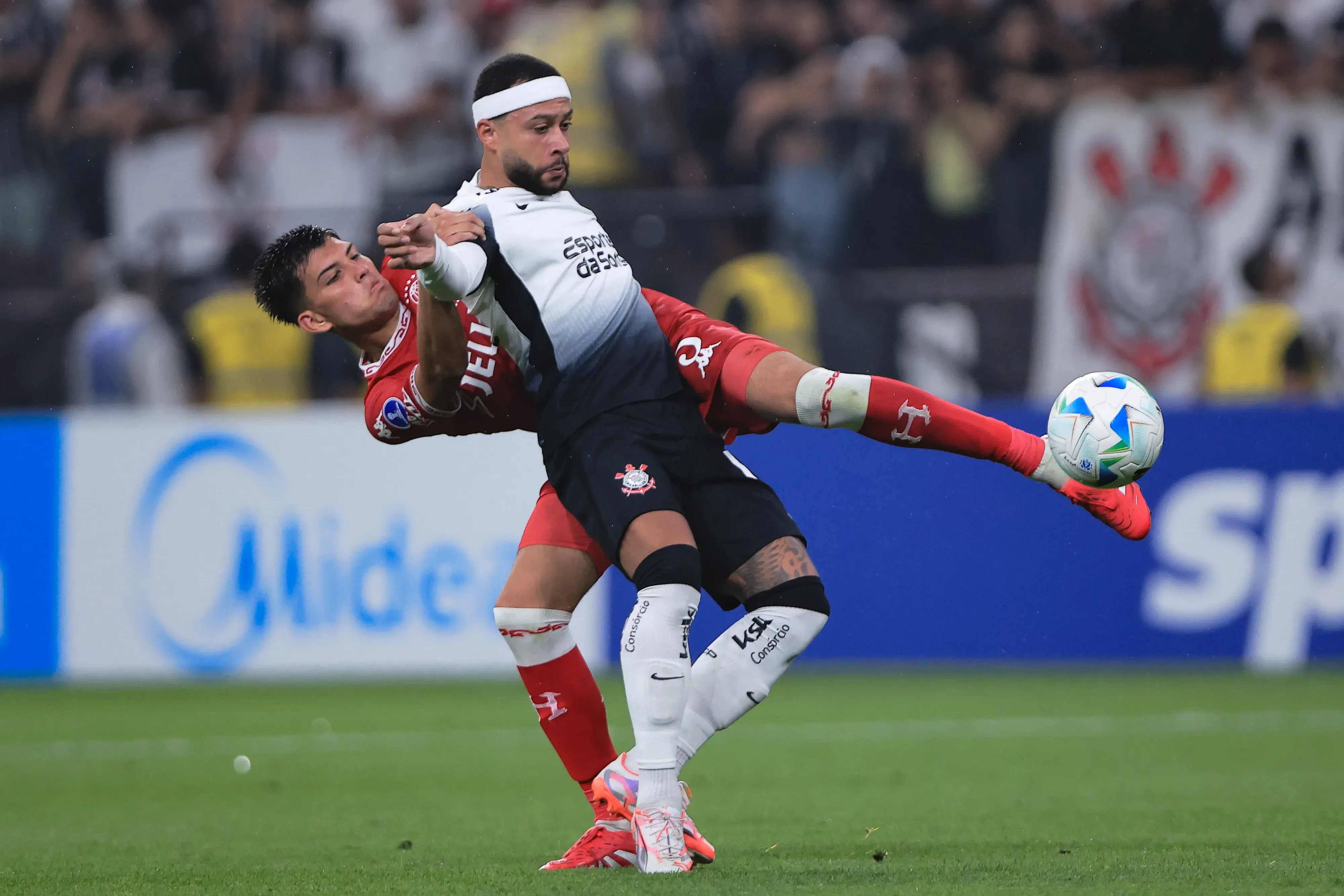 Memphis Depay jogador do Corinthians disputa lance com Perez jogador do Huracan.
