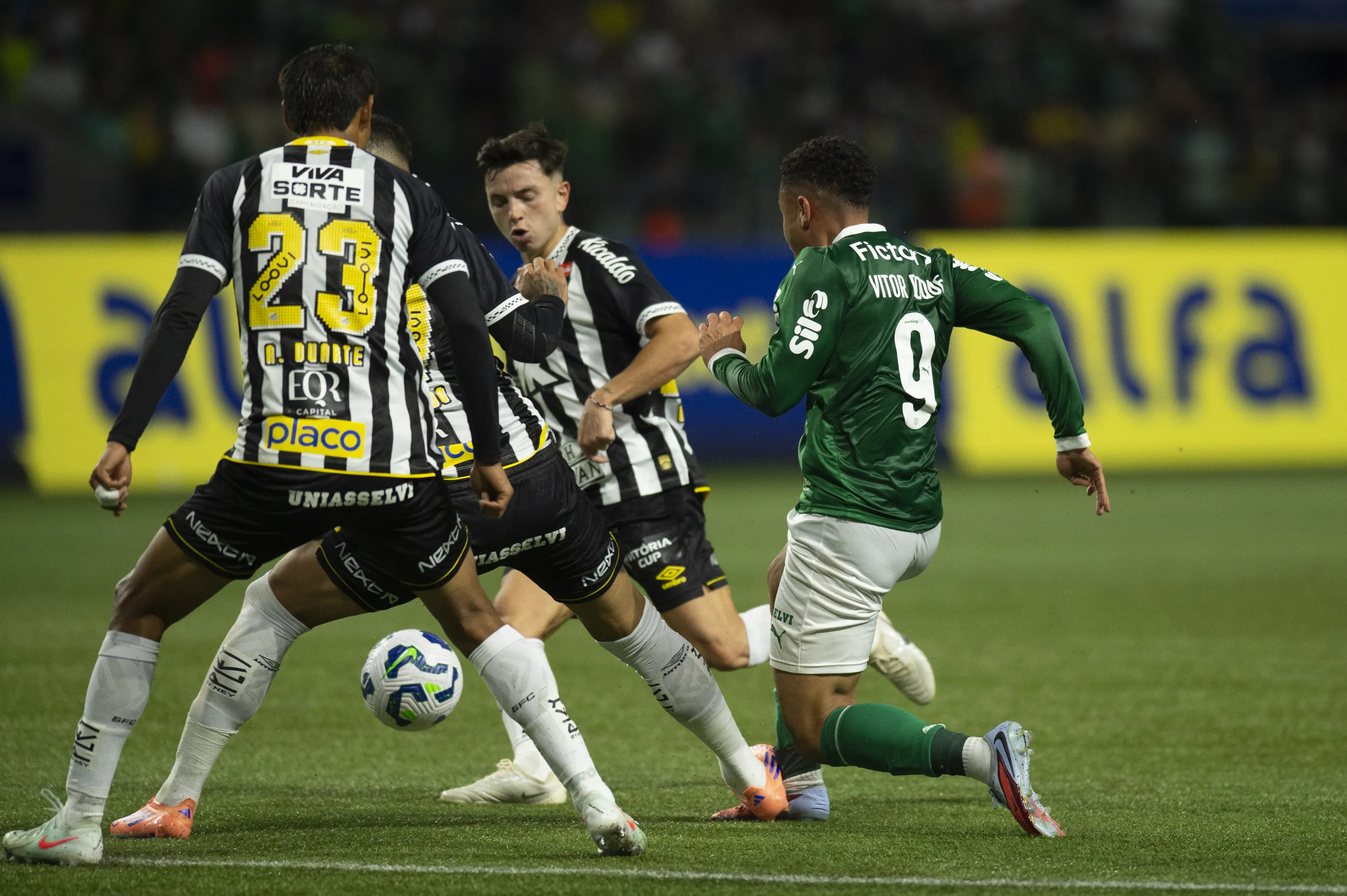 Vitor Roque jogador do Palmeiras disputa lance com Alexis Duarte jogador do Santos – Foto: Anderson Romao/AGIF