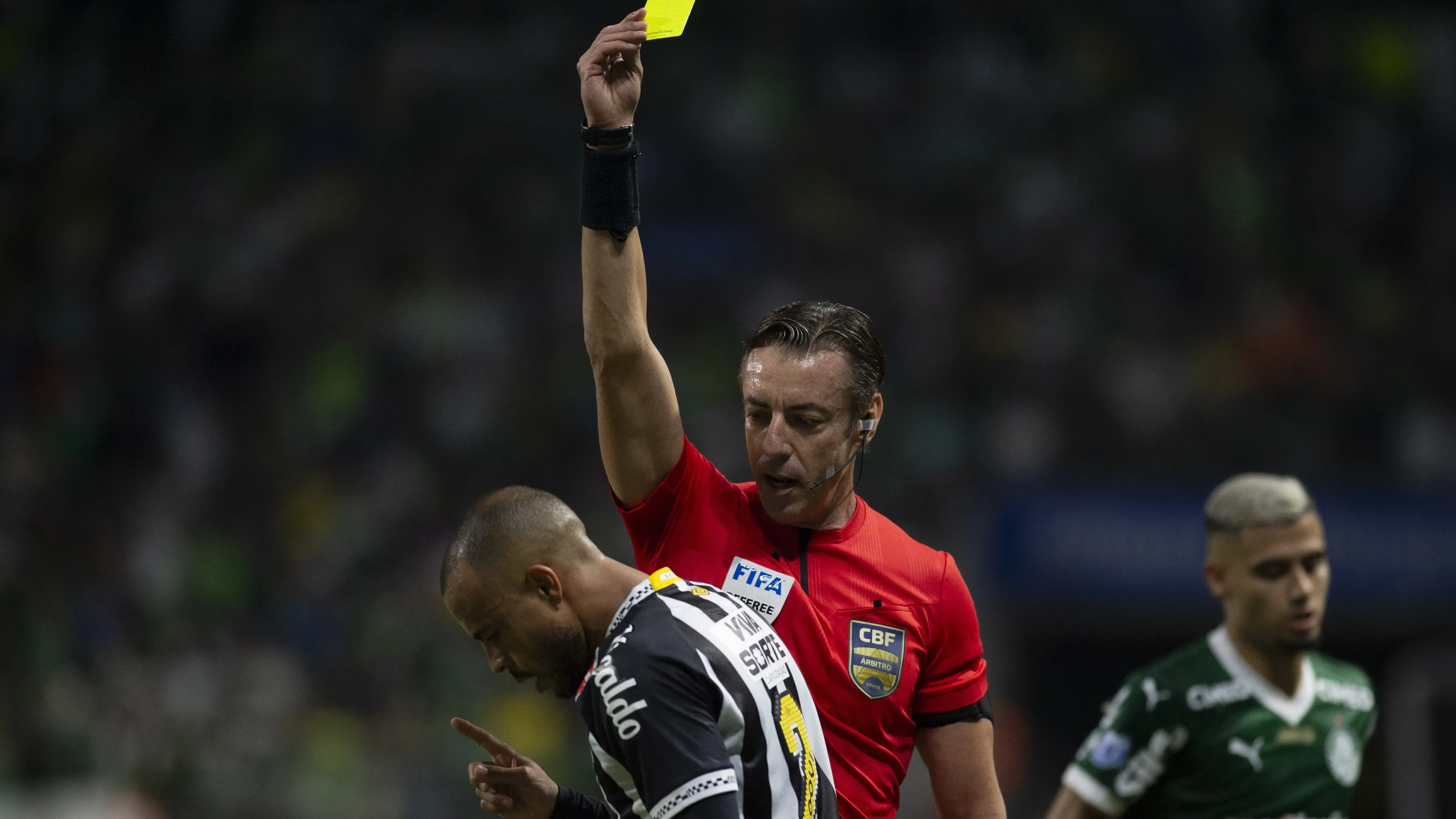 Mayke jogador do Santos recebe cartao amarelo do arbitro durante partida contra o Palmeiras no estadio Arena Allianz Parque pelo campeonato Brasileiro A 2025. Foto: Anderson Romao/AGIF
