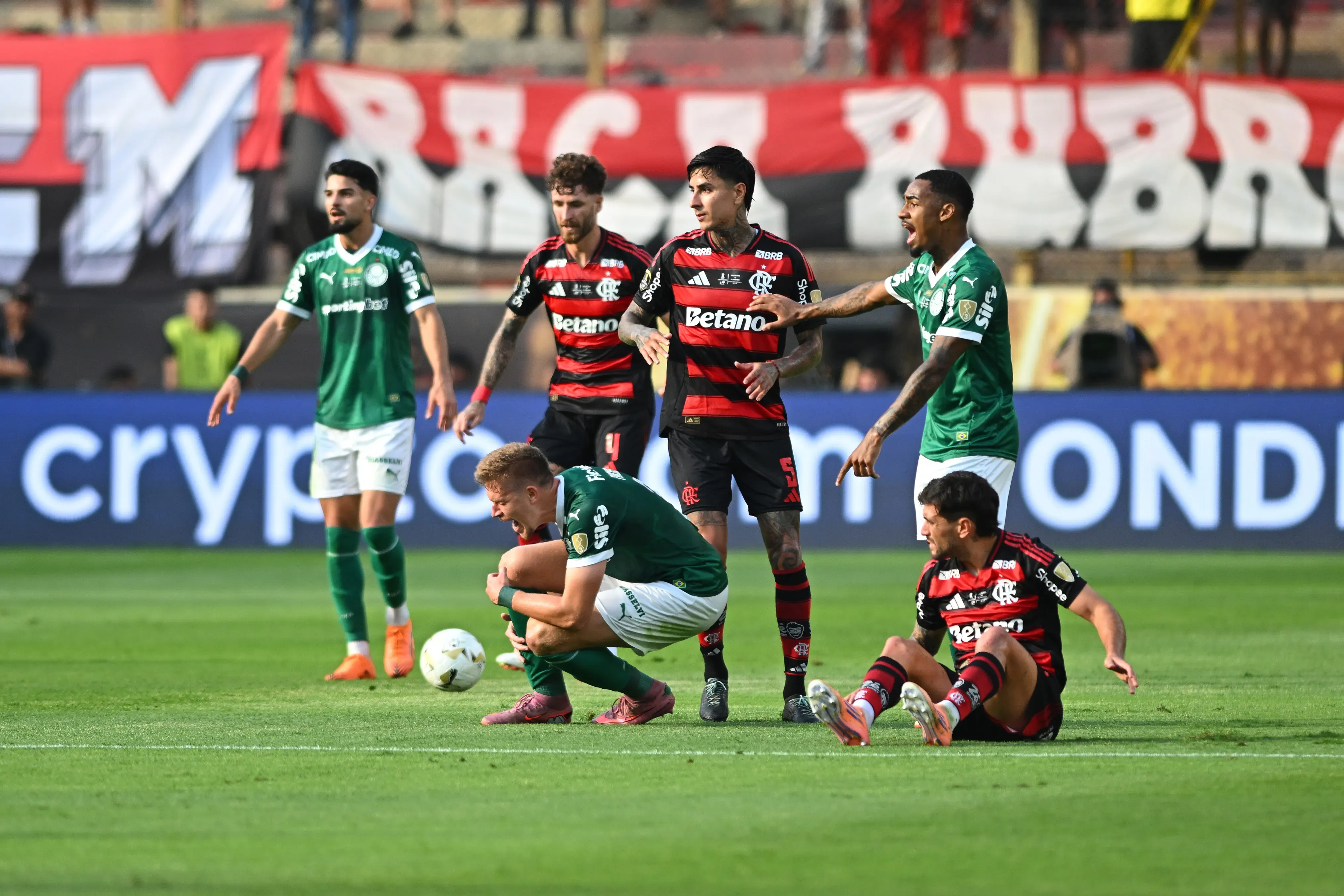 La plancha de Erick Pulgar a Bruno Fuchs en la final de la Copa Libertadores sigue trayendo coletazos. (Foto: Rodrigo Valle/Getty Images)