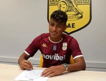 Zamora firmando su contrato con Aris de Grecia