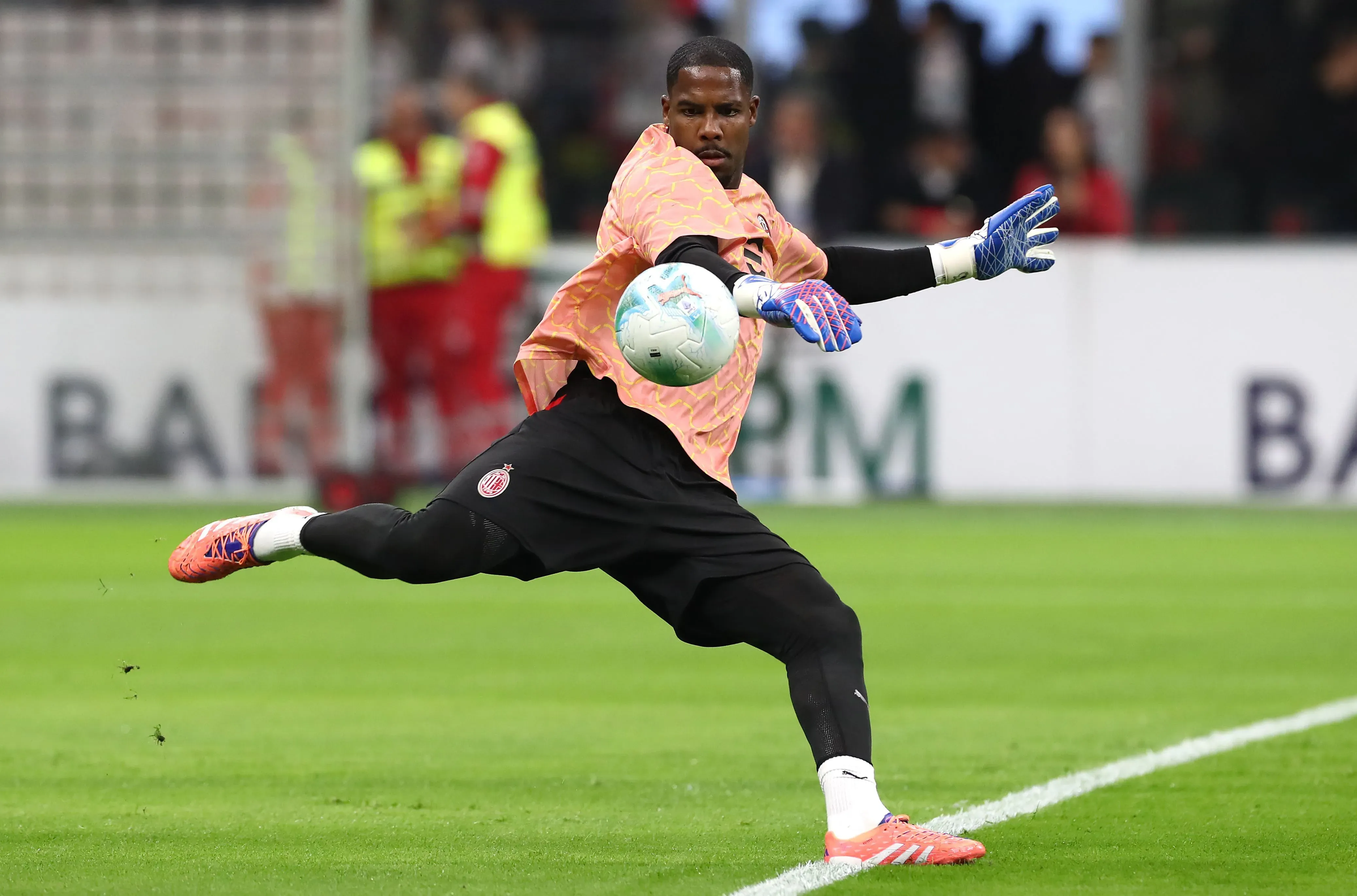 Mike Maignan será grande atração da janela do verão europeu. (Foto: Marco Luzzani/Getty Images)