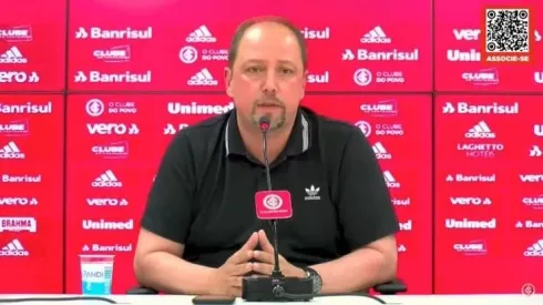 Foto: Reprodução SC Internacional/YouTube – Barcellos renova com atacante do Internacional
