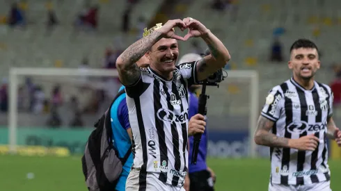 Foto: (Felipe Santos/Ceará SC) - Vina voltou a ser decisivo no Ceará no clássico contra o Fortaleza