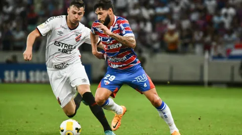 Foto: (Kely Pereira/AGIF) – A EstrelaBet estampou o principal espaço da camisa do Athletico no último domingo (12)
