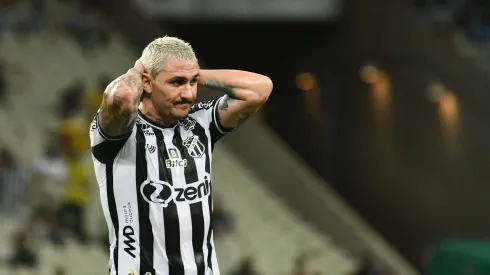 Foto: (Kely Pereira/AGIF) - Vina não tem presença garantida entre os titulares do Ceará para o jogo deste sábado (1)