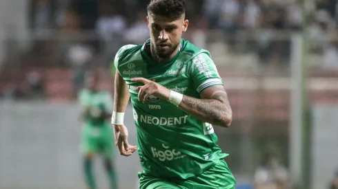 Foto: (Fernando Moreno/AGIF) – Fabrício Daniel briga por uma vaga entre os titulares do Coritiba após a suspensão de Igor Paixão
