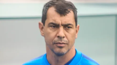 Foto: Gabriel Machado/AGIF - Carille tenta tirar atacante do Santos