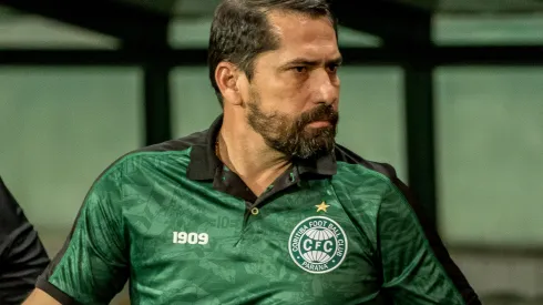 Foto: (Robson Mafra/AGIF) - Gustavo Morínigo tem 42 vitórias, 21 empates e 29 derrotas pelo Coritiba