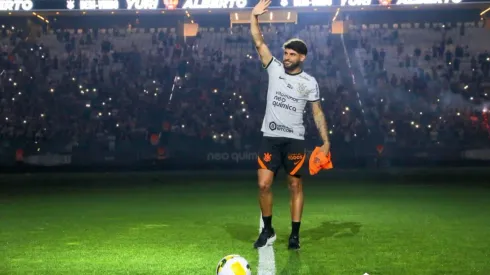 Foto: (José Manoel Idalgo/Ag. Corinthians) – Yuri Alberto foi apresentado à torcida do Corinthians nesta sexta (10)
