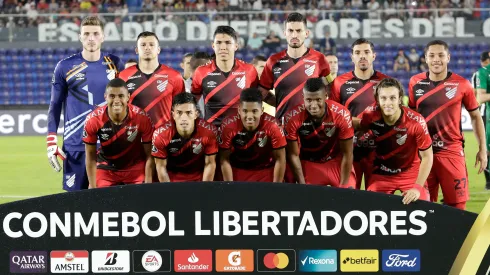 Foto: (Christian Alvarenga/Getty Images) – O Athletico já sabe quando enfrenta o Estudiantes, pelas quartas de final da Copa Libertadores
