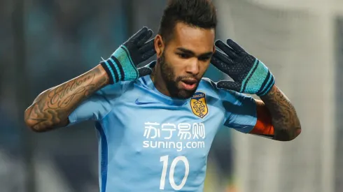 Photo by Visual China/Getty Images – Irmão de Alex Teixeira agita torcida do Vasco
