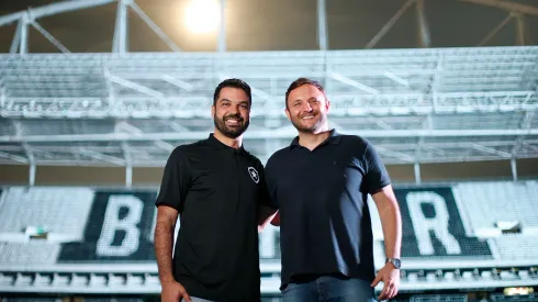 Foto: (Vítor Silva/Botafogo) – Pedro Moreira, à esquerda, foi apresentado como novo gerente de futebol do Botafogo por André Mazzuco, diretor esportivo
