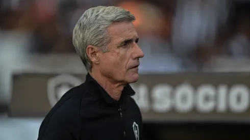 RJ – Rio de Janeiro – 16/06/2022 – BRASILEIRO A 2022, BOTAFOGO X SAO PAULO – Luis Castro tecnico do Botafogo durante partida contra o Sao Paulo no estadio Engenhao pelo campeonato Brasileiro A 2022. Foto: Thiago Ribeiro/AGIF
