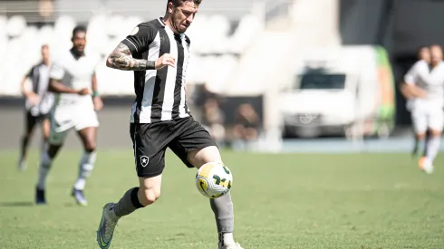 Foto: (Jorge Rodrigues/AGIF) – Gustavo Sauer voltou a ficar à disposição do Botafogo depois de dois meses lesionado
